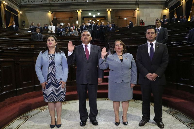 Flor de María Chajón y Marco Antonio Orozco - al centro - al momento de ser juramentados como representantes del Congreso ante la Junta Monetaria. (Foto Prensa Libre: Congreso).