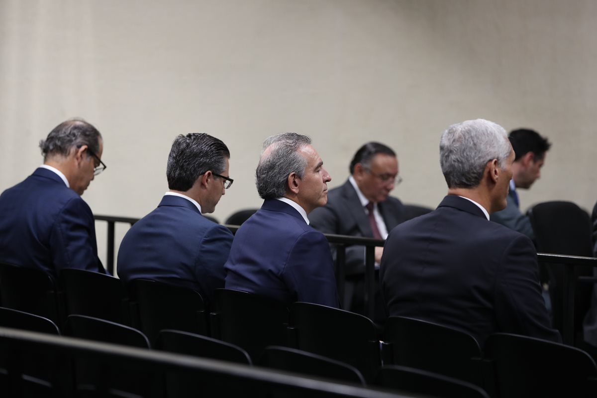 Empresarios implicados en financiamiento electoral ilícito se abstienen de declarar en juzgado. (Foto Prensa Libre: P. Raquec)