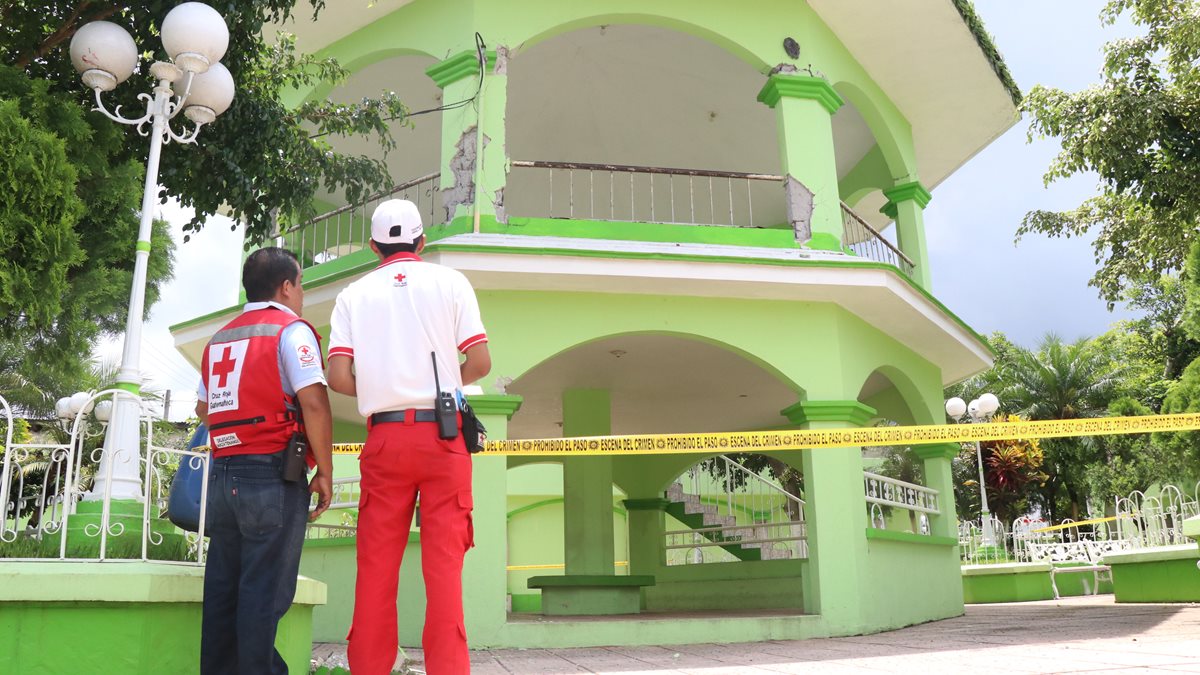 El quiosco del parque central de Pueblo Nuevo quedó cerrado por daños en las columnas. (Foto Prensa Libre: Cristian I. Soto)