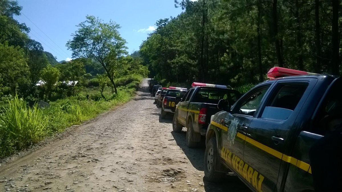 Autopatrullas de la PNC entran en el sitio turístico Semuc Champey, en Lanquín, Alta Verapaz, luego de varias horas de operativo. (Foto Prensa Libre: PNC)