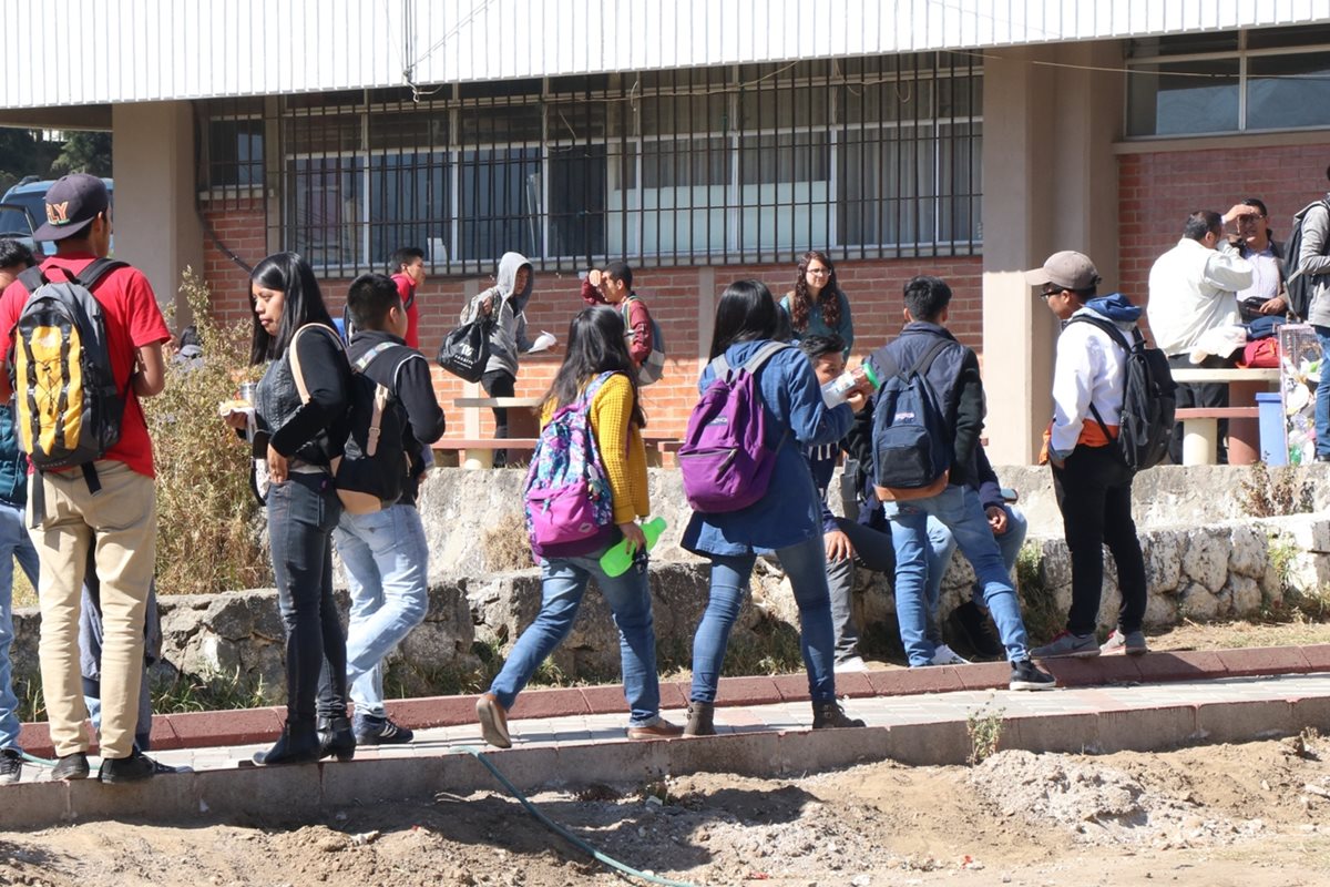 Jóvenes que llegan a Xela para estudiar en alguna universidad se hospedan en pensionados que funcionan en casas particulares. (Foto Prensa Libre: María José Longo).