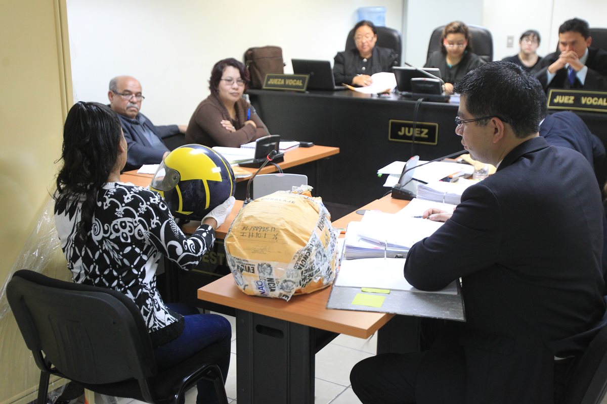 El Ministerio Público presenta ante el Tribunal de Femicidio las pruebas contra Otto Alejandro Pivaral Dardón, acusado por la muerte de su esposa Ingrid Gabriela Conedera Vargas. (Foto Prensa Libre: Esbin García)