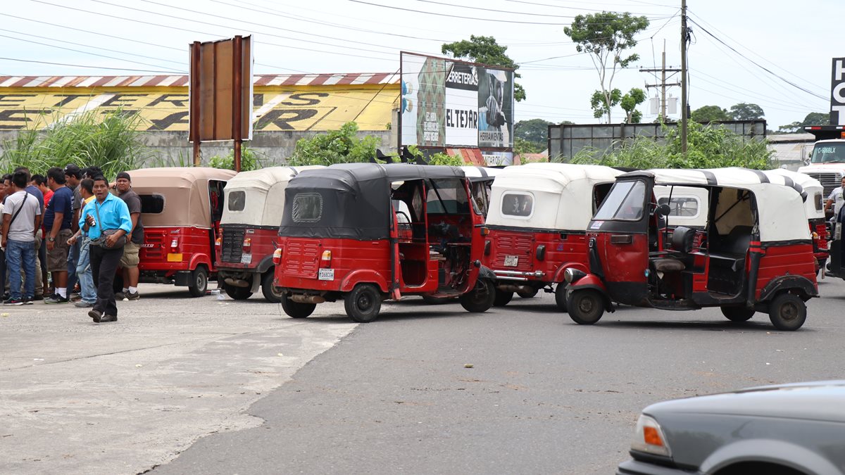 Pilotos de mototaxis no autorizados bloquearon el ingreso a Mazatenango. (Foto Prensa Libre: Cristian Soto)