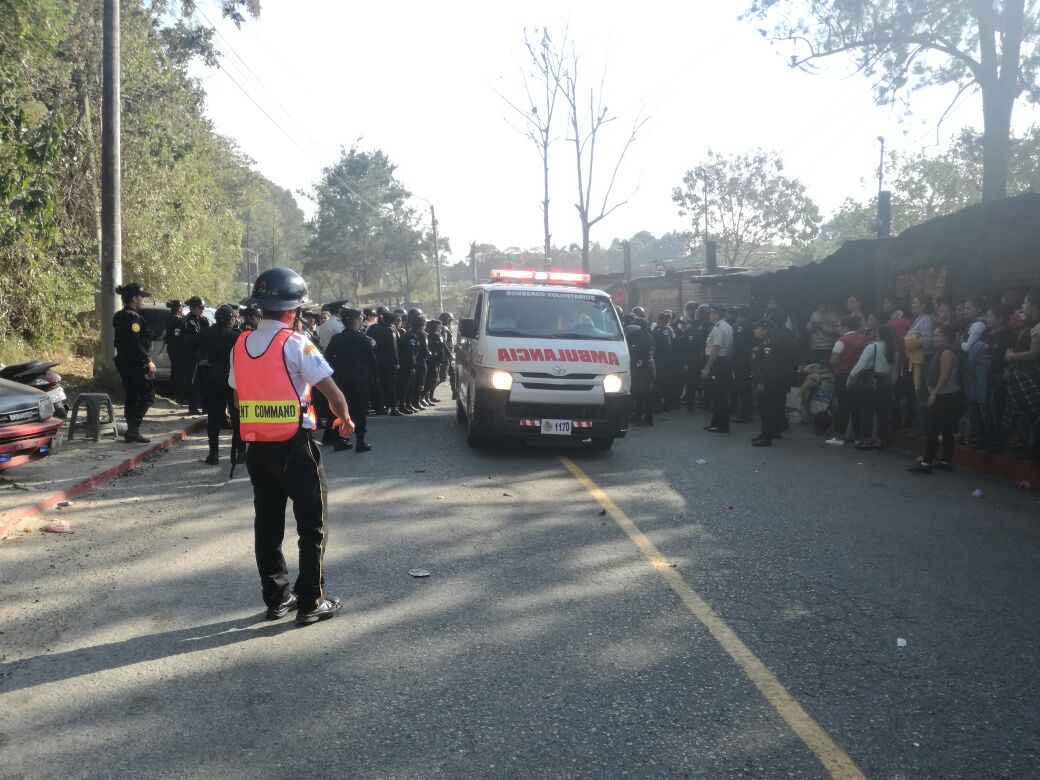 Los disturbios ocurrieron en las afueras del Preventivo para Varones de la zona 18. (Foto Prensa Libre: Estuardo Paredes).