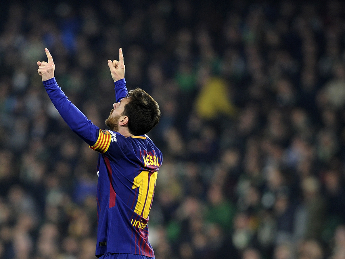 El astro argentino Lionel Messi hizo magia en el partido entre el FC Barcelona y el Real Betis. (Foto Prensa Libre: AFP)