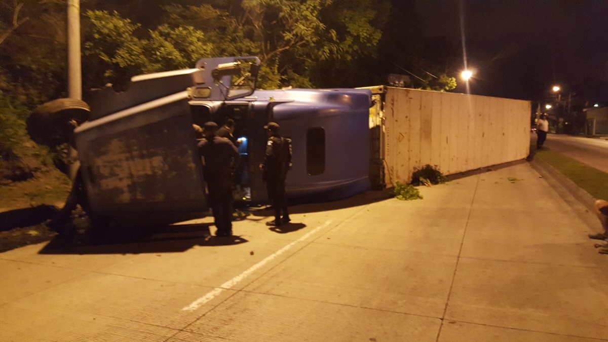 Personal de Tránsito coordina movilización de un tráiler accidentado en la ruta al Atlántico. (Foto Prensa Libre: Twitter @kbl_hrndz)