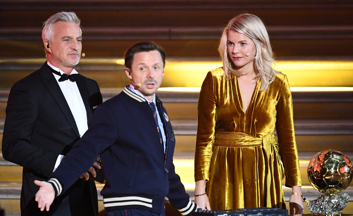 La ganadora del balón de ro, Ada Hegerberg, se sorprendió de la pregunta del DJ Martin Solveig y mejor se retiró. (Foto Prensa Libre: AFP)