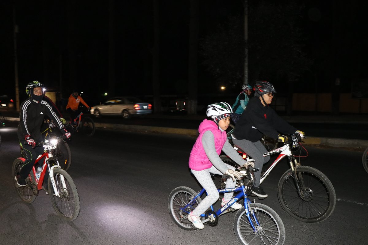 Decenas de familias participaron en el primer bicitour de Xela en este año. El recorrido fue de 15 kilómetros. (Foto Prensa Libre: María José Longo)