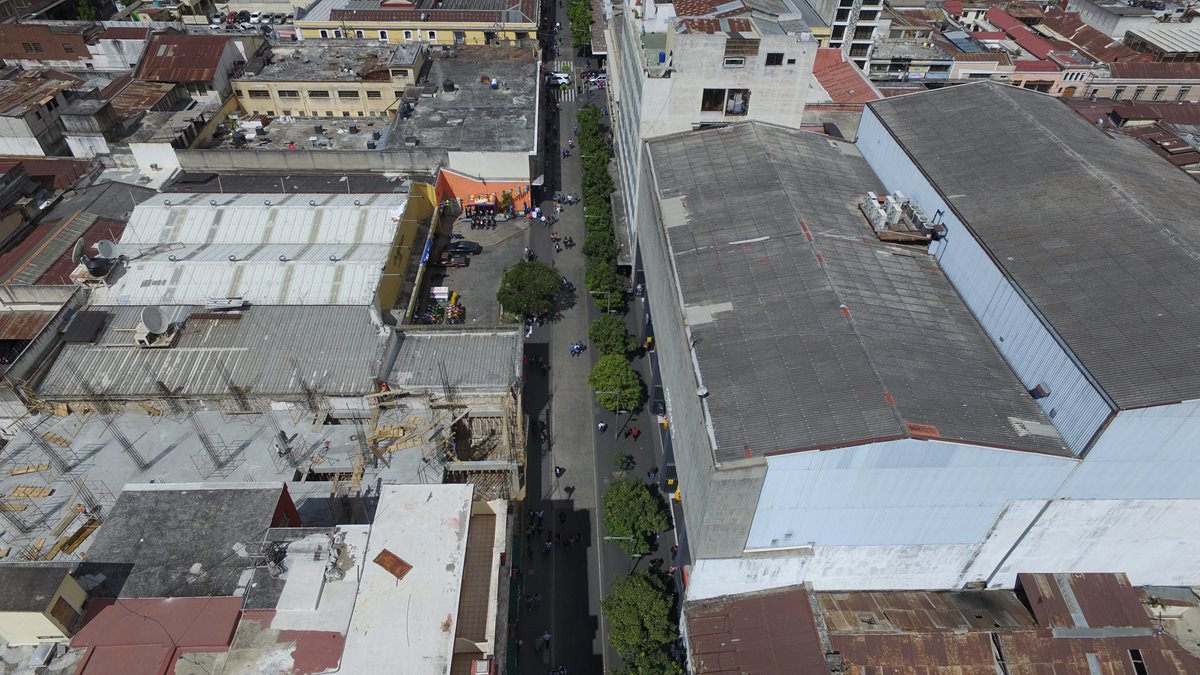 El nuevo comercial se suma a los esfuerzos municipales por reactivar el comercio y devolver el valor urbanístico al área. (Foto: Álvaro Interiano/Dron)