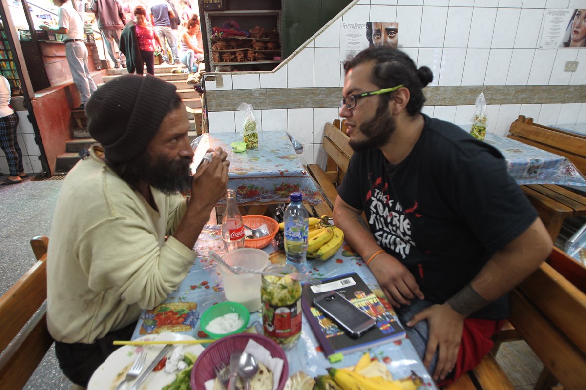 Alan Estuardo Sánchez -de playera negra - comparte con una persona que se identificó como Adolfo. (Foto Prensa Libre: Erick Ávila).