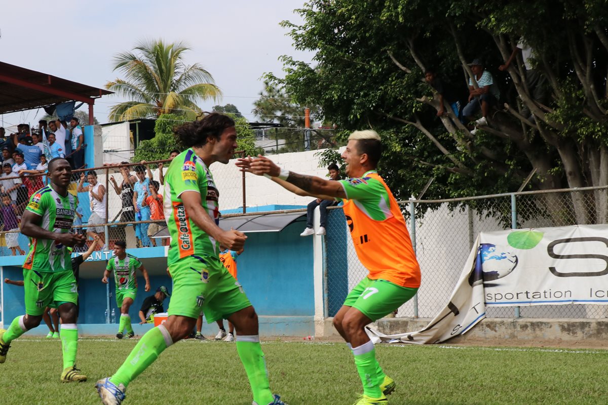 Herrera celebró su gol con Alejandro Díaz, quien estaba en el banquillo. (Foto Prensa Libre: Hugo Oliva)