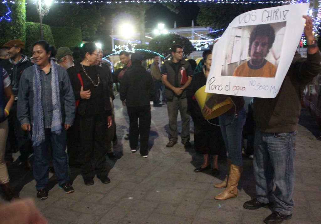 Vecinos de la zona cuatro de Huehuetenango protestaron de forma pacífica frente al Palacio Municipal para exigir que se reanude el servicio de agua entubaba. (Foto Prensa Libre: Mike Castillo).