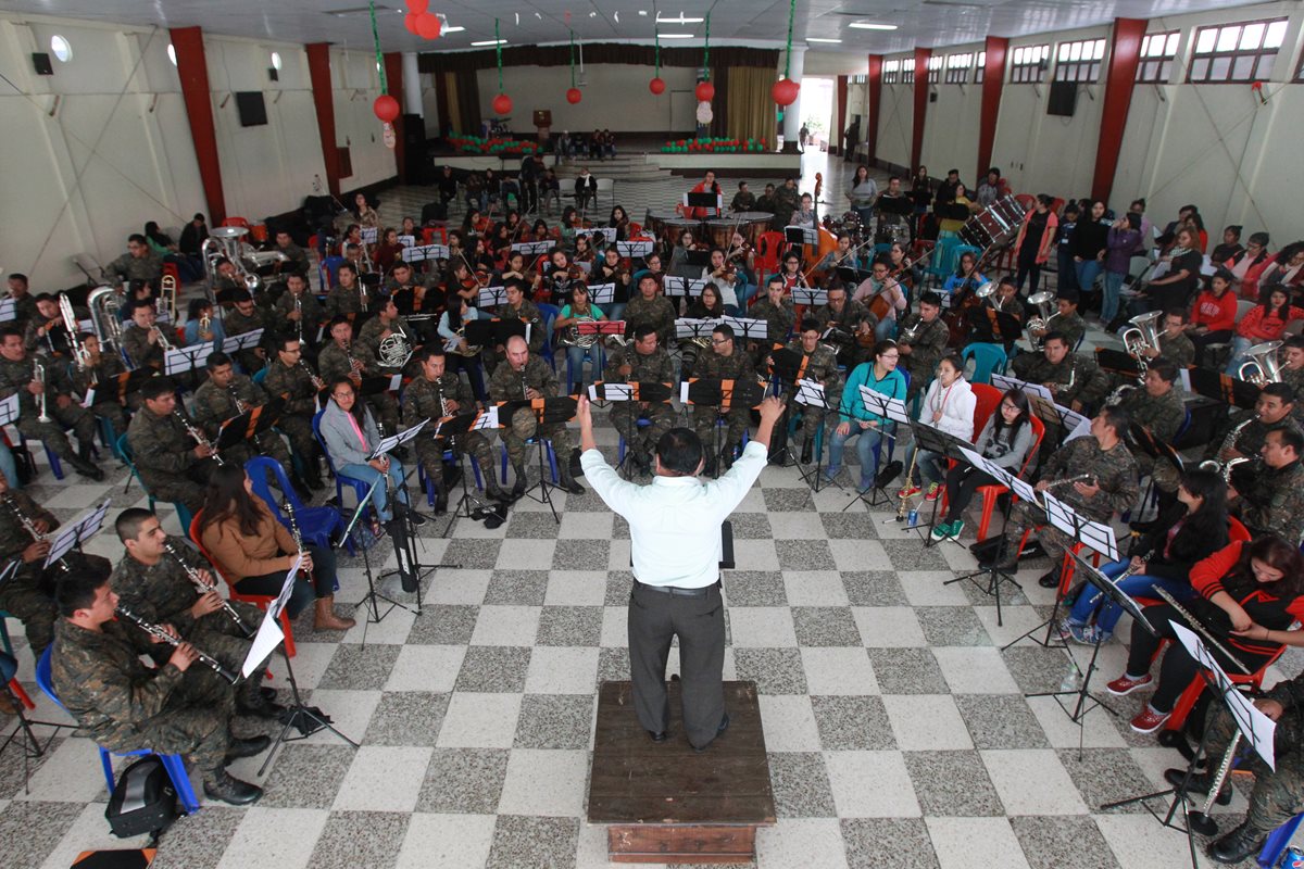 Ensayo del coro-orquesta Alaíde Foppa y la banda  del Ejército, que  hoy ofrecerán un concierto en el frontispicio del Palacio Nacional de la Cultura, a las 19 horas. (Foto Prensa Libre: Estuardo Paredes)