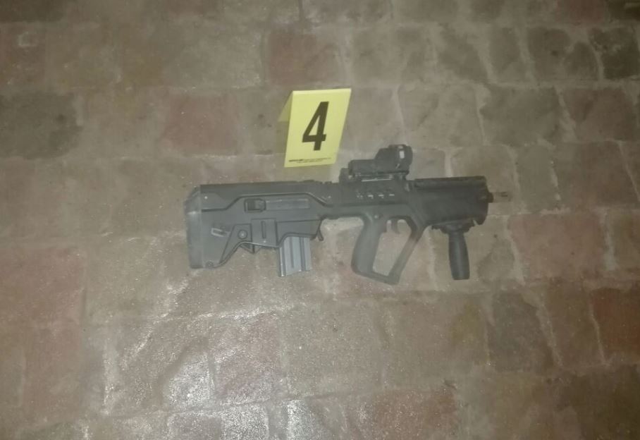 Uno de los fusiles encontrados en casa propiedad de Manuel Baldizón.