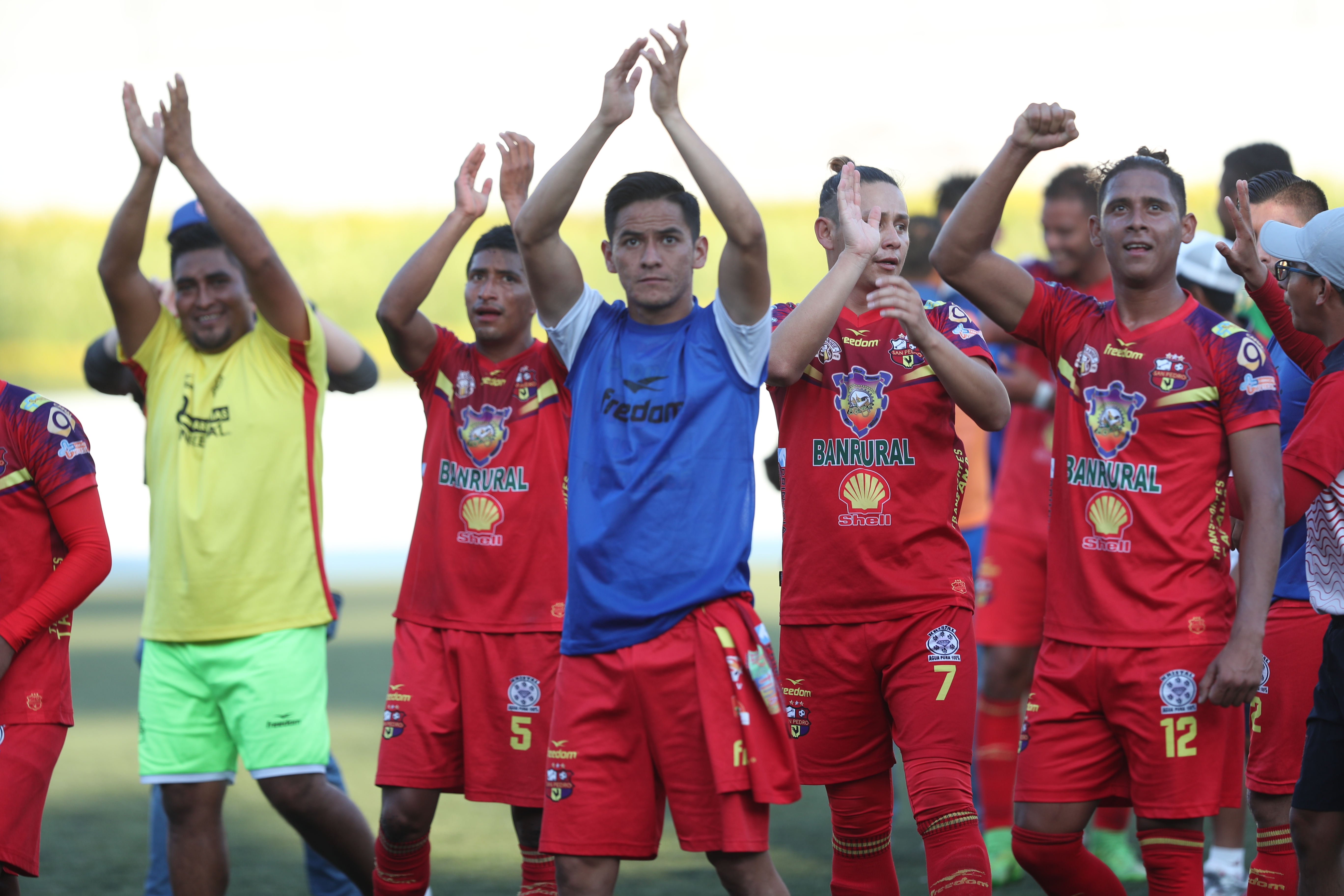 Jugadores de Deportivo San Pedro, festejan después de haber empatado contra Cremas B, y logrado el pase a la final. (Foto Prensa Libre: Edwin Fajardo).