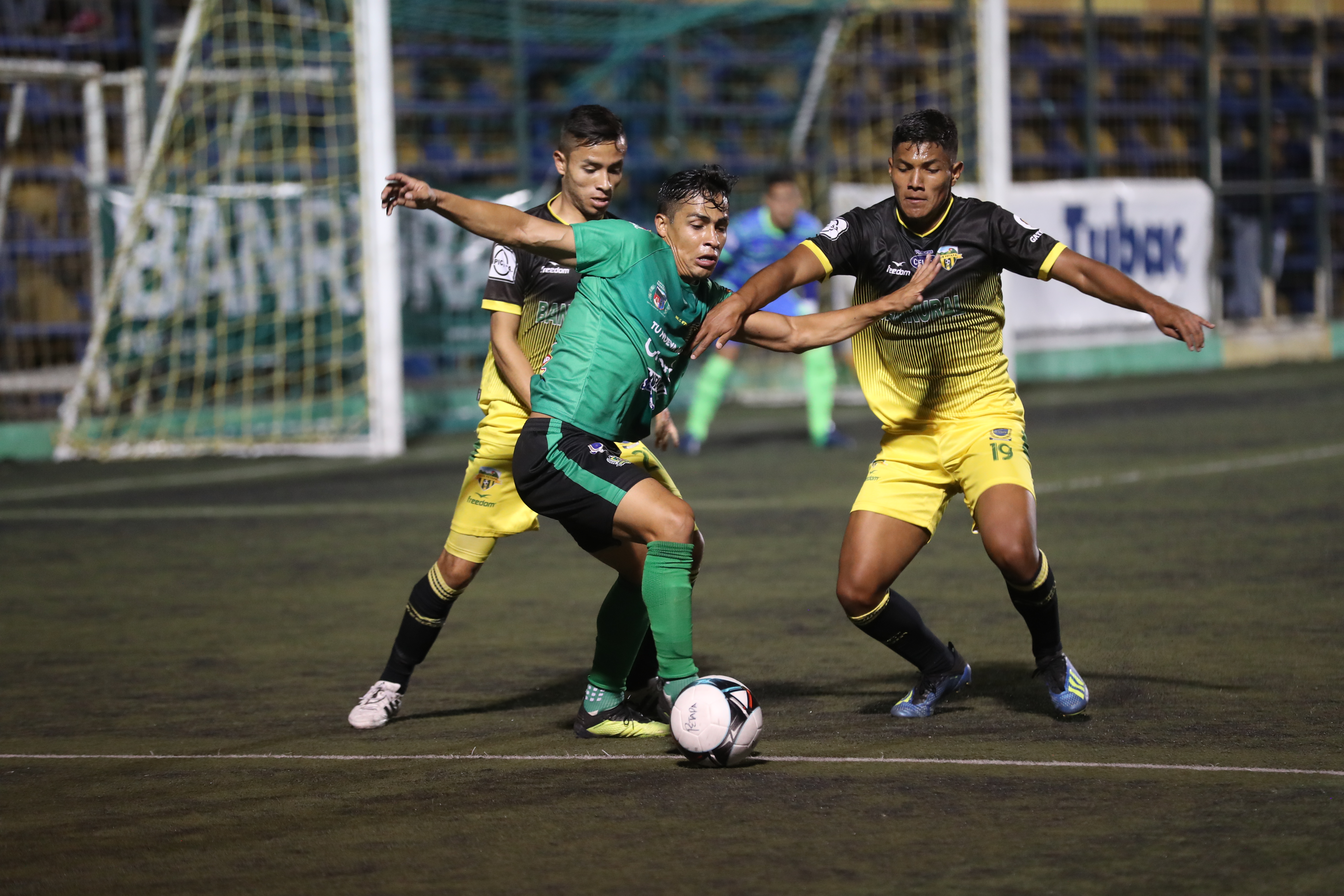 Acción durante el partido de este viernes por la noche. (Foto Prensa Libre: Edwin Fajardo)