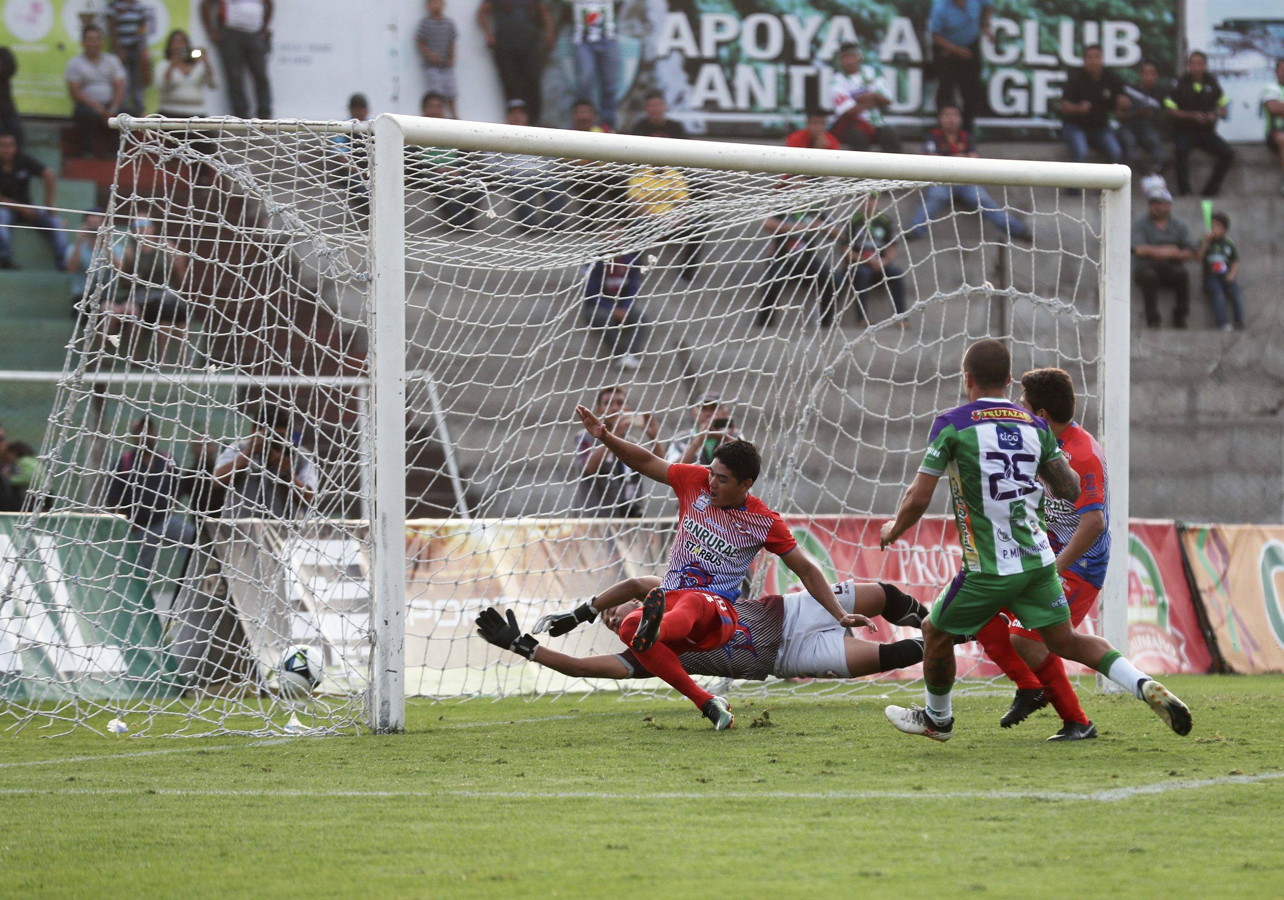 Pablo MIngorance hizo el gol de la diferencia para Antigua GFC frente a Iztapa. (Foto Prensa Libre: Edwin Fajardo)