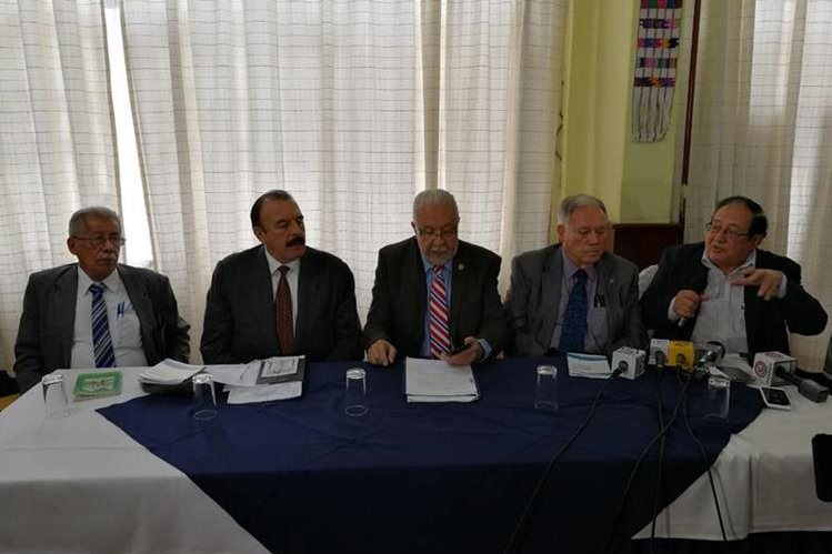 Juan César García, Milton Aguirre, Guillermo Pellecer, Baudilio Ordoñez y Gabriel Larios integrantes de la Asociación de Dignatarios de la Nación en conferencia de prensa. (Foto Prensa Libre: Manuel Hernández)