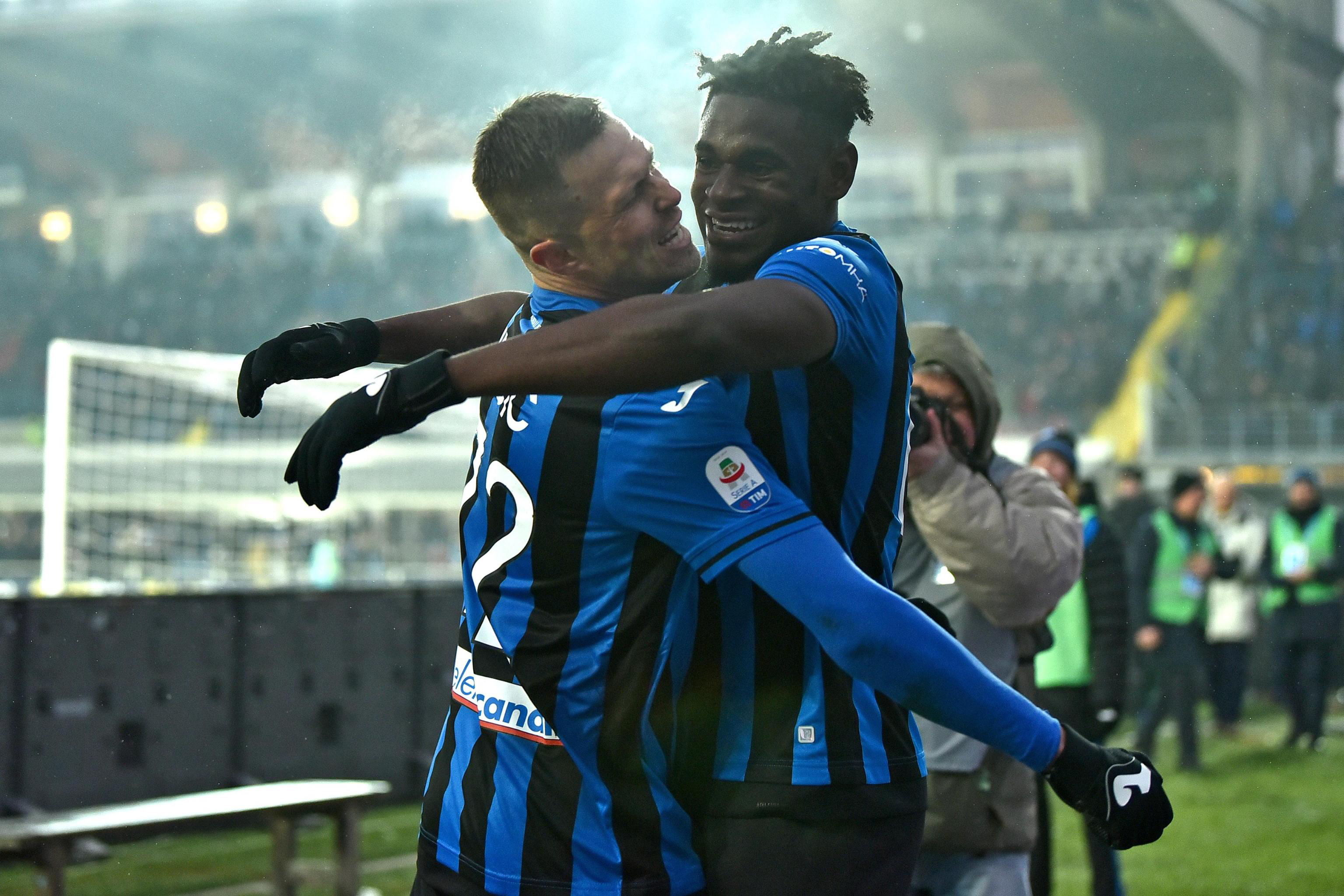 Así festejaron los jugadores del Atalanta, en el empate contra la Roma. (Foto Prensa Libre: EFE)