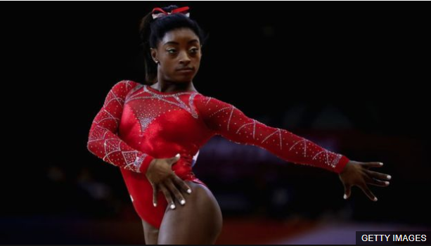 Osashi llegó a competir y vencer a Simone Biles cuando ambas coincidieron durante torneos internacionales y de Estados Unidos. (Foto Prensa Libre: BBC News Mundo)