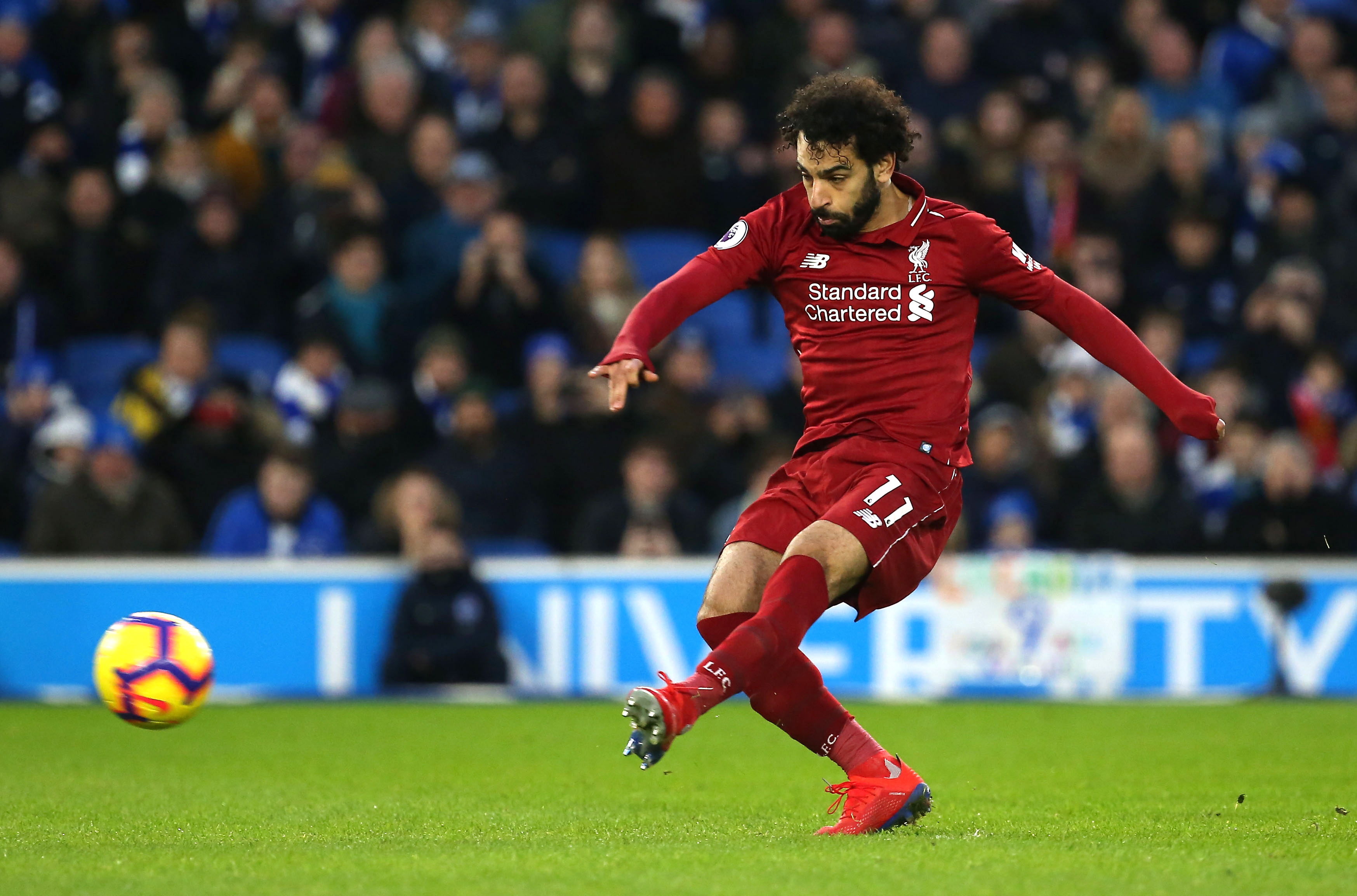 Mohamed Salah define desde el punto penal. (Foto Prensa Libre: EFE)