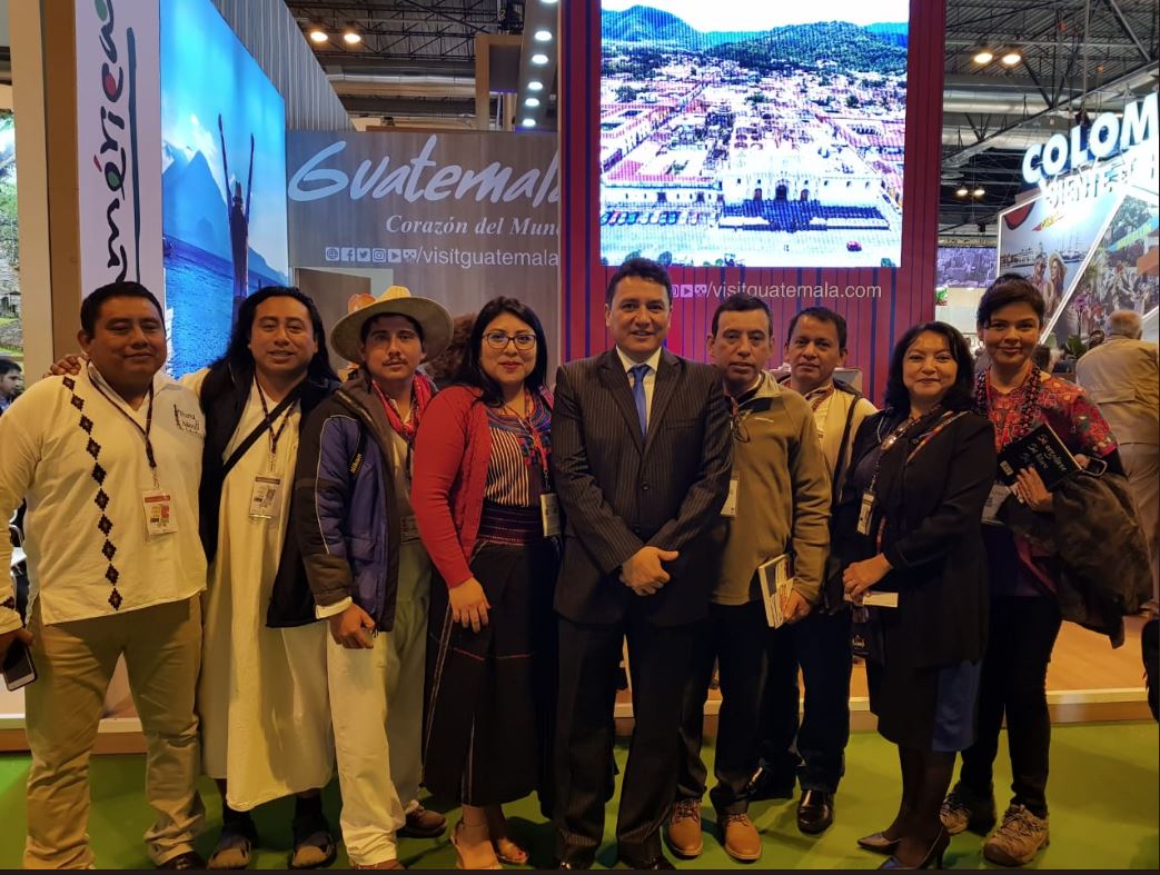 Los representantes de proyectos comunitarios de la región Mundo Maya, de Uaxactún y San Juan La Laguna de Guatemala, Copán, Honduras, de Chiapas, México y de El Salvador, participan en Fitur, junto al director del Inguat, Jorge Mario Chajón. (Foto Prensa Libre: Inguat)