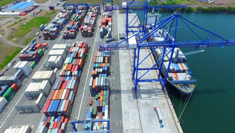 En la actualidad en el país operan tres puertos de carga. El sector de exportación e importación considera necesarias rutas cortas marítimas. (Foto Prensa Libre: Estuardo Paredes)