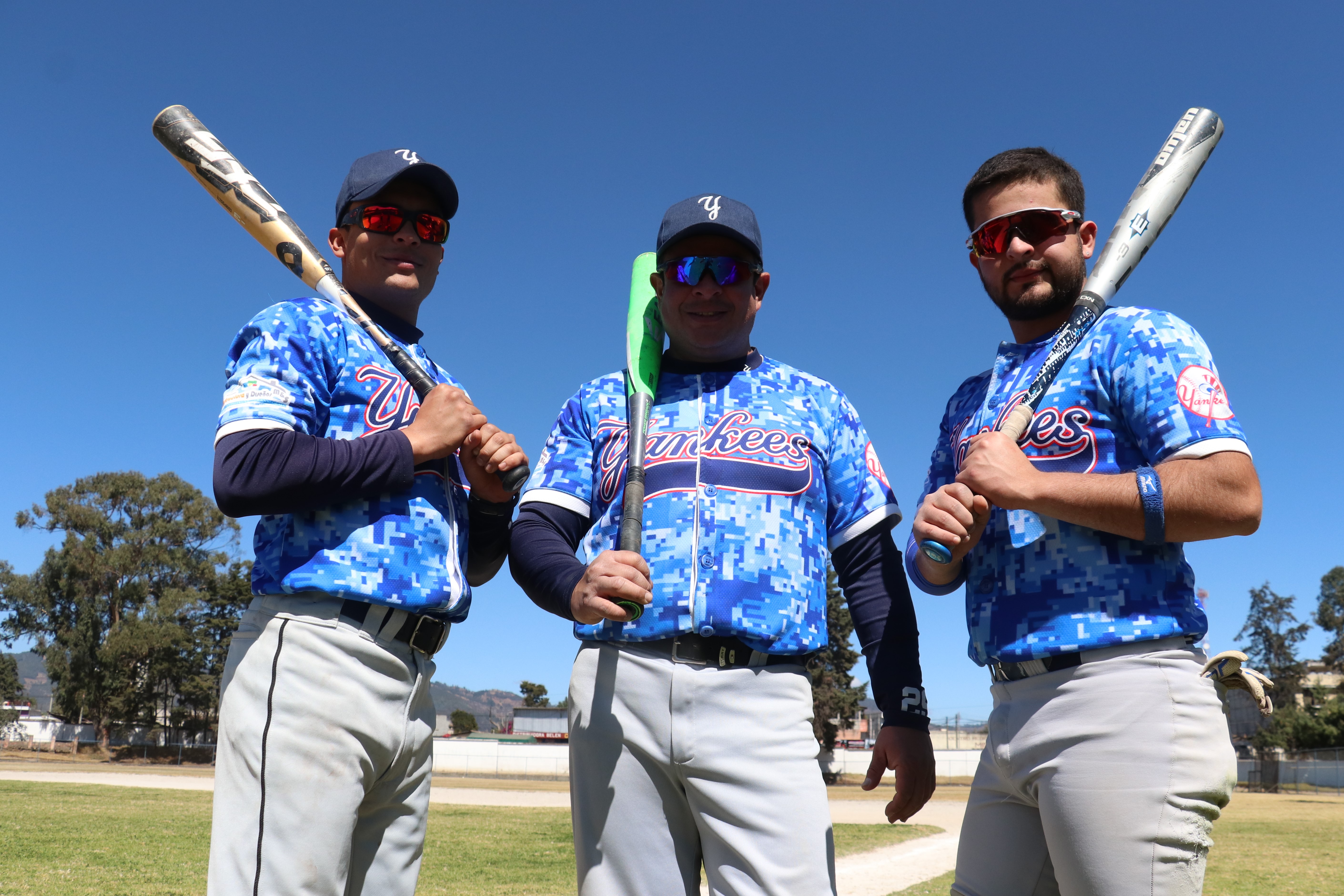 Dennis Molina -centro- junto a sus hijos Dennis Jr y José Carlos quienes han destacado en el beisbol de Quetzaltenango. (Foto Prensa Libre: Rául Juárez)