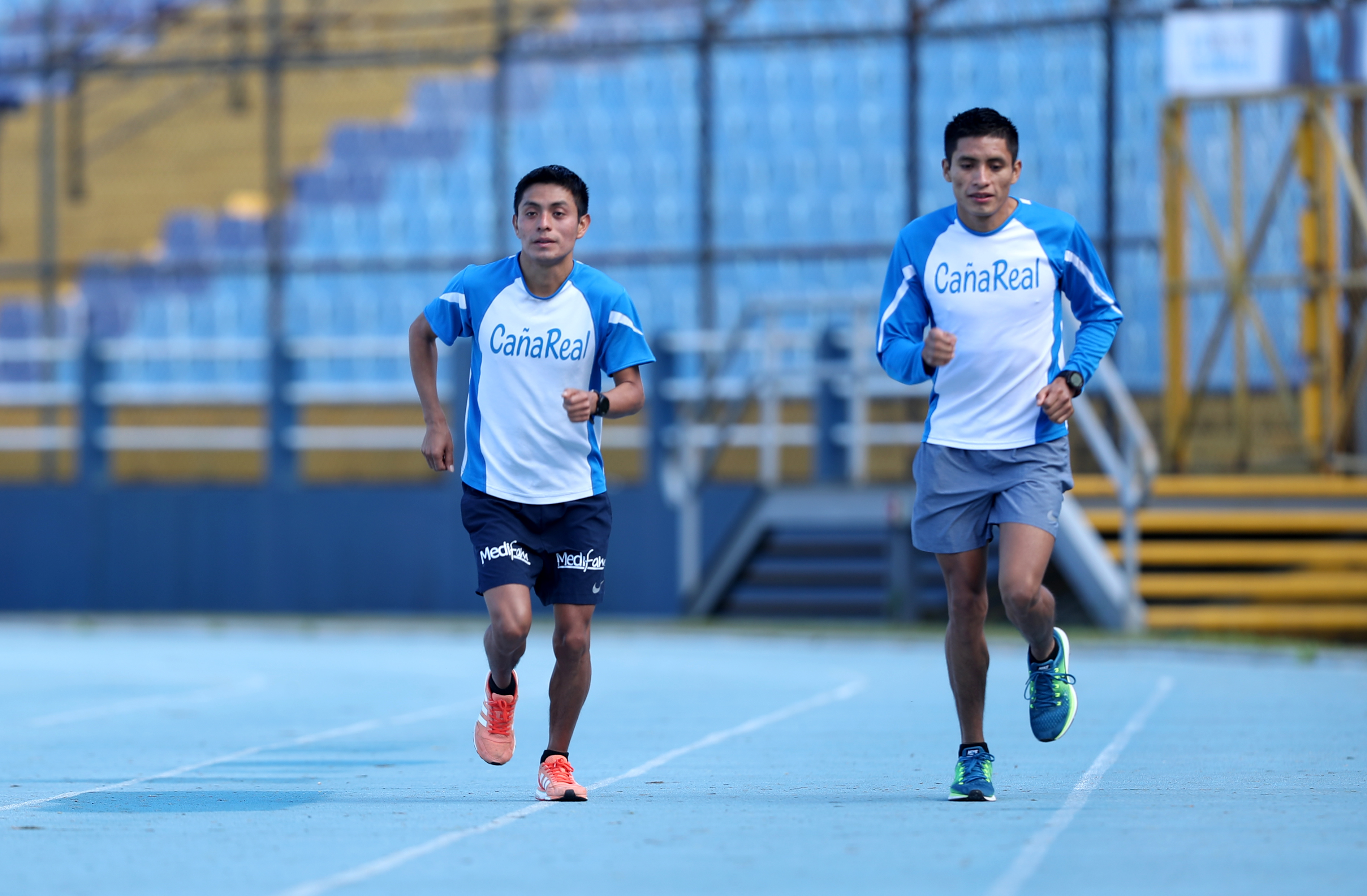 Williams Julajuj (izquierda) se ejercita en la pista del estadio Doroteo Guamuch Flores. (Foto Prensa Libre: Francisco Sánchez).