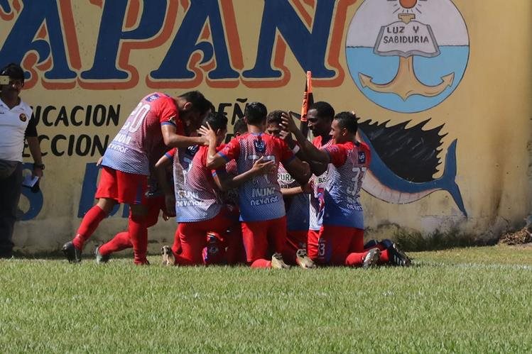 Los jugadores de Deportivo Iztapa celebran el gol de Denniss López.