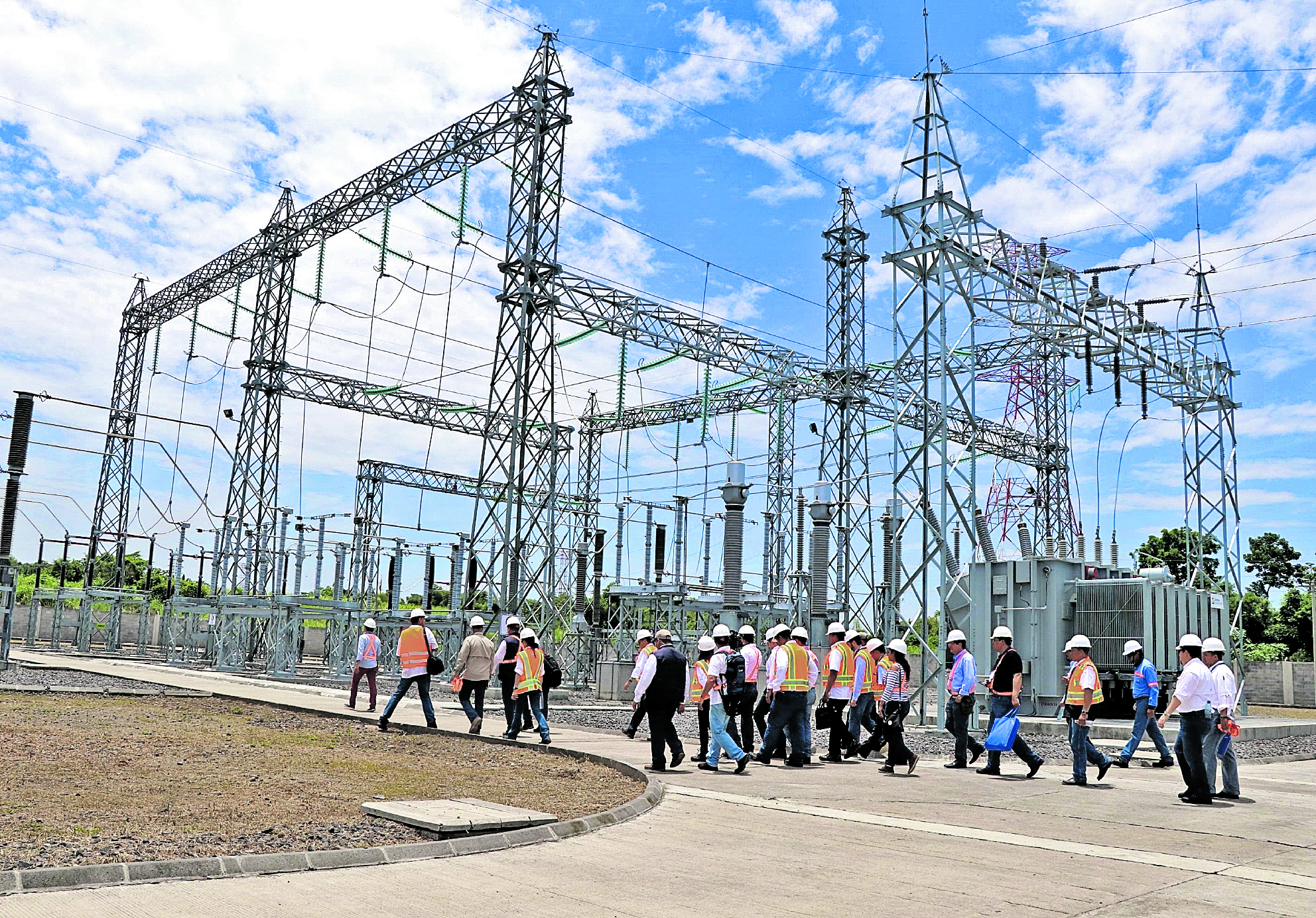 La obra  incluye la construcción de 12 subestaciones nuevas y la ampliación de otras 12 subestaciones, pasando por 15 departamentos, 74 municipios y 340 comunidades del país.(Foto Prensa Libre: Hemeroteca PL).