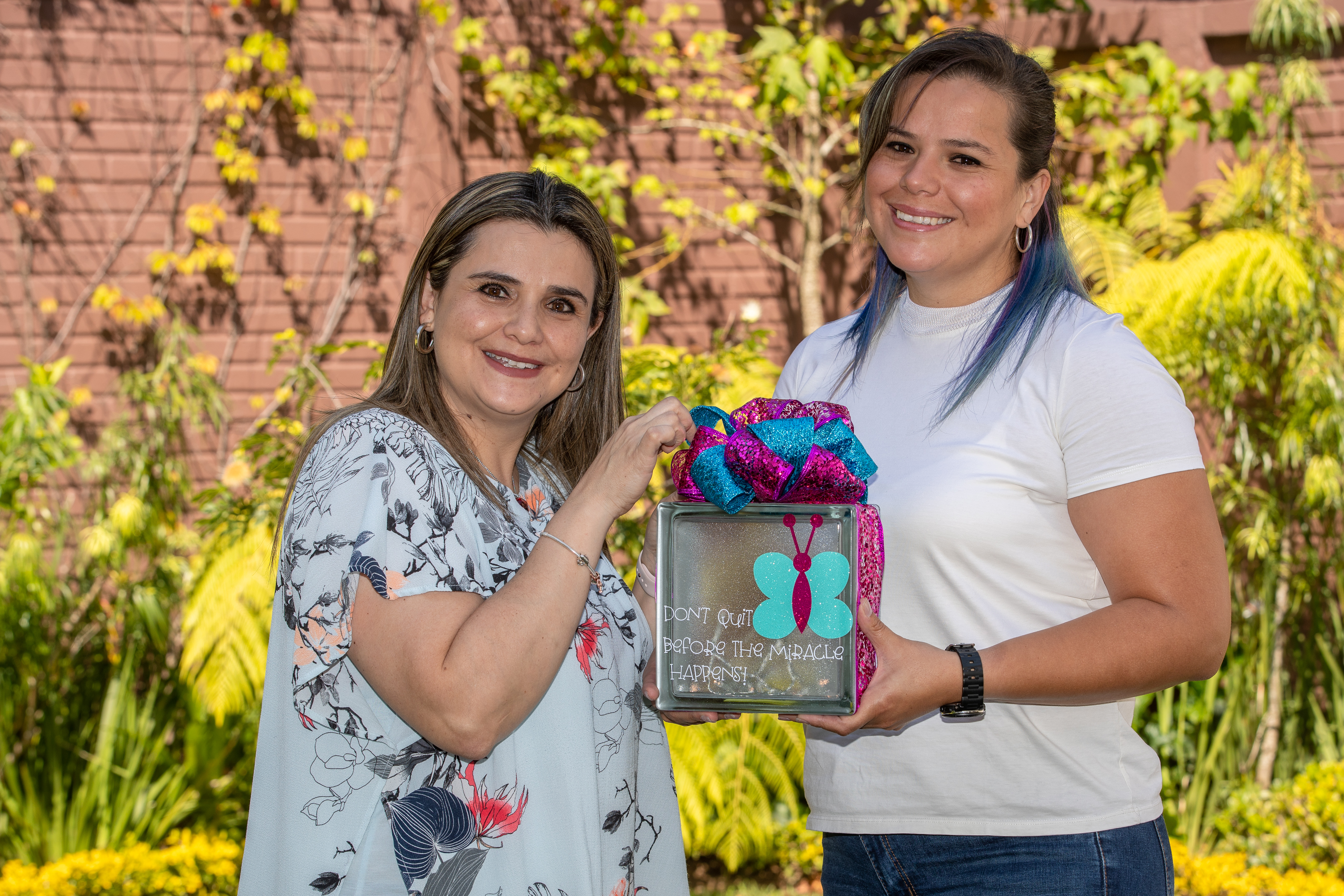 Gabriela y Wendy Padilla son socias y fundadoras de la empresa dedicada a la decoración con blocs de vidrio iluminados y personalizados, Wonderland Decoración. (Foto Prensa Libre: Juan Diego González)