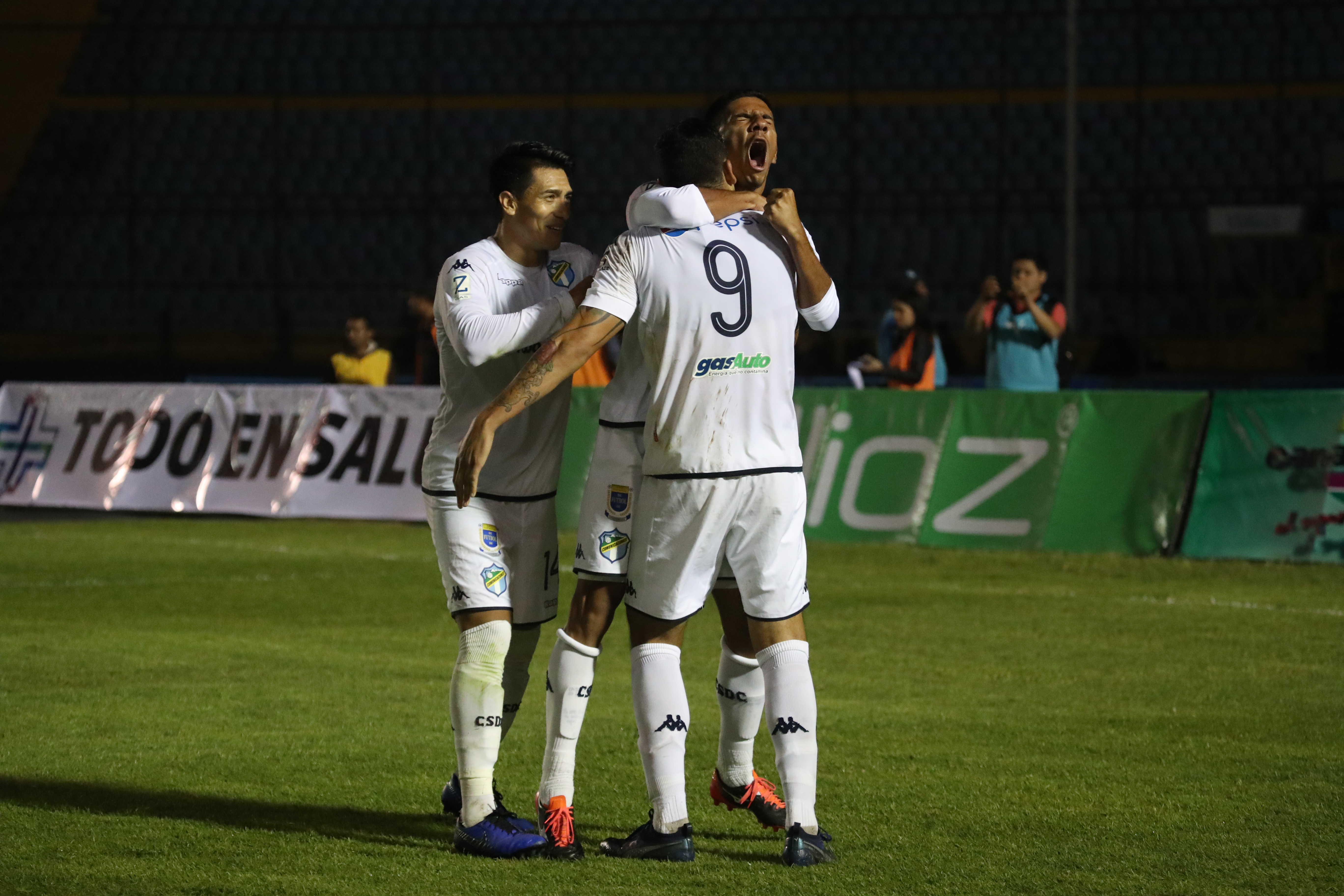 Así celebraron los jugadores de Comunicaciones frente a Xelajú. (Foto Prensa Libre: Carlos Hernández)