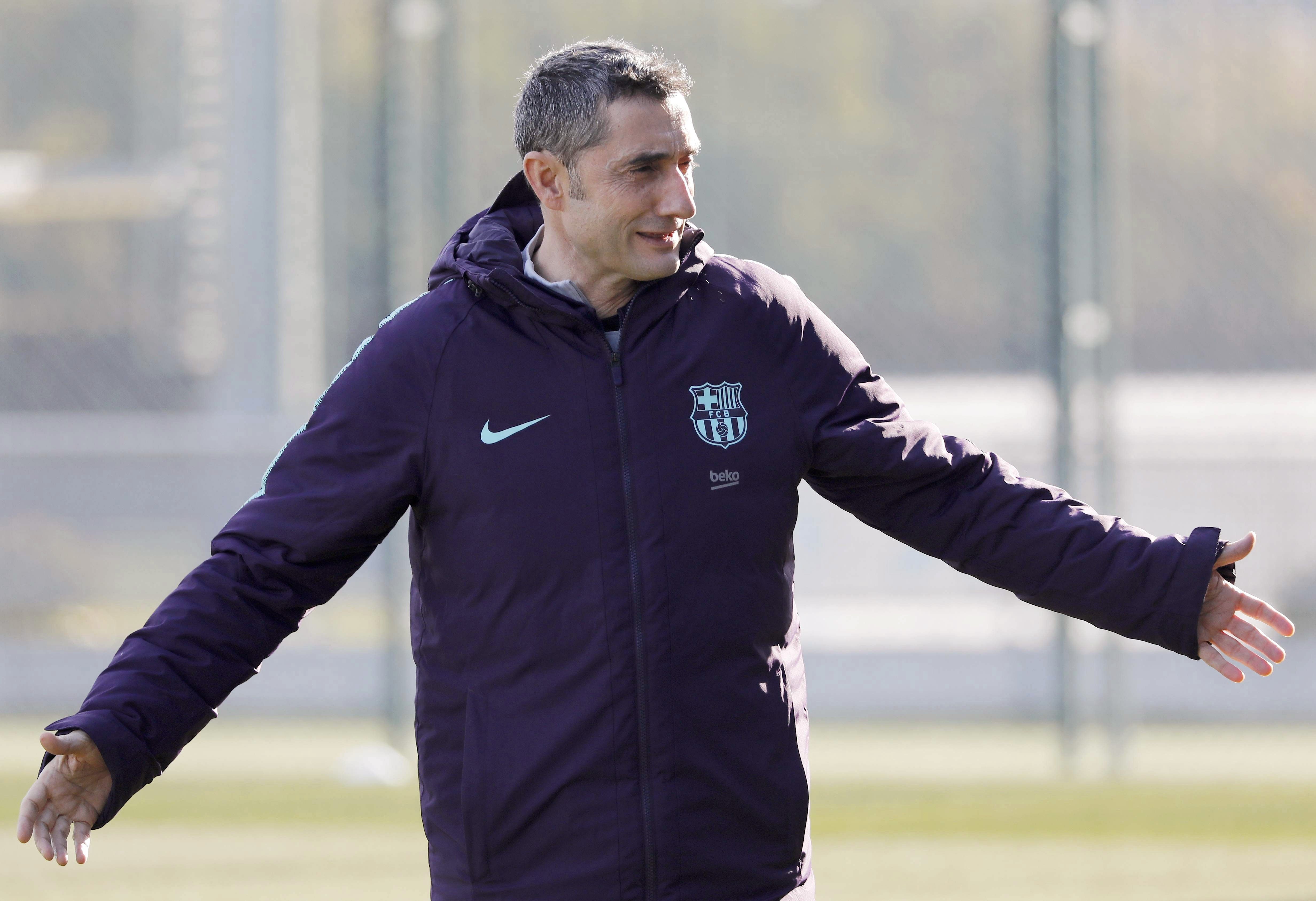 El entrenador del FC Barcelona, Ernesto Valverde, durante la sesión preparatoria realizada esta mañana en la ciudad deportiva del club. (Foto Prensa Libre: EFE)