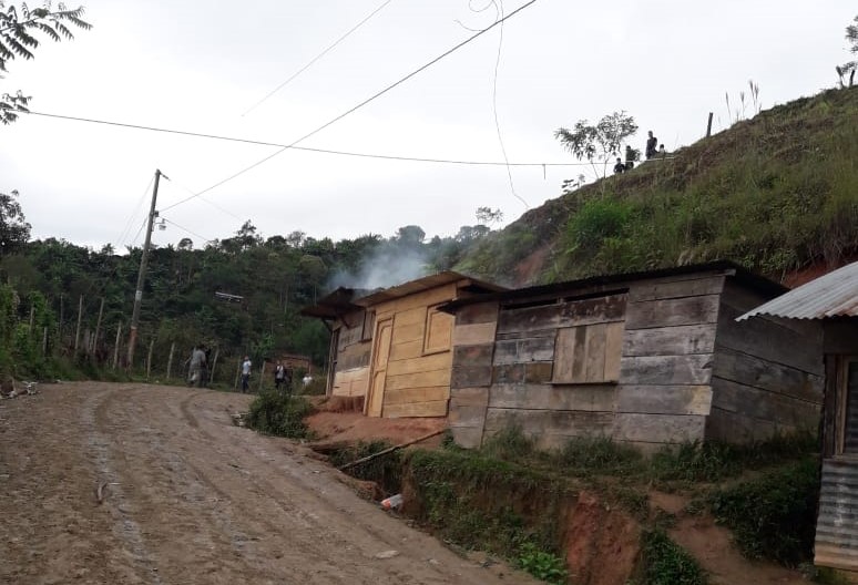 Un padre de familia habría fallecido electrocutado luego de intentar conectar el servicio de energía eléctrica en una escuela de Monte Blanco, Purulhá, Baja Verapaz. (Foto Prensa Libre: Eduardo Sam Chun)