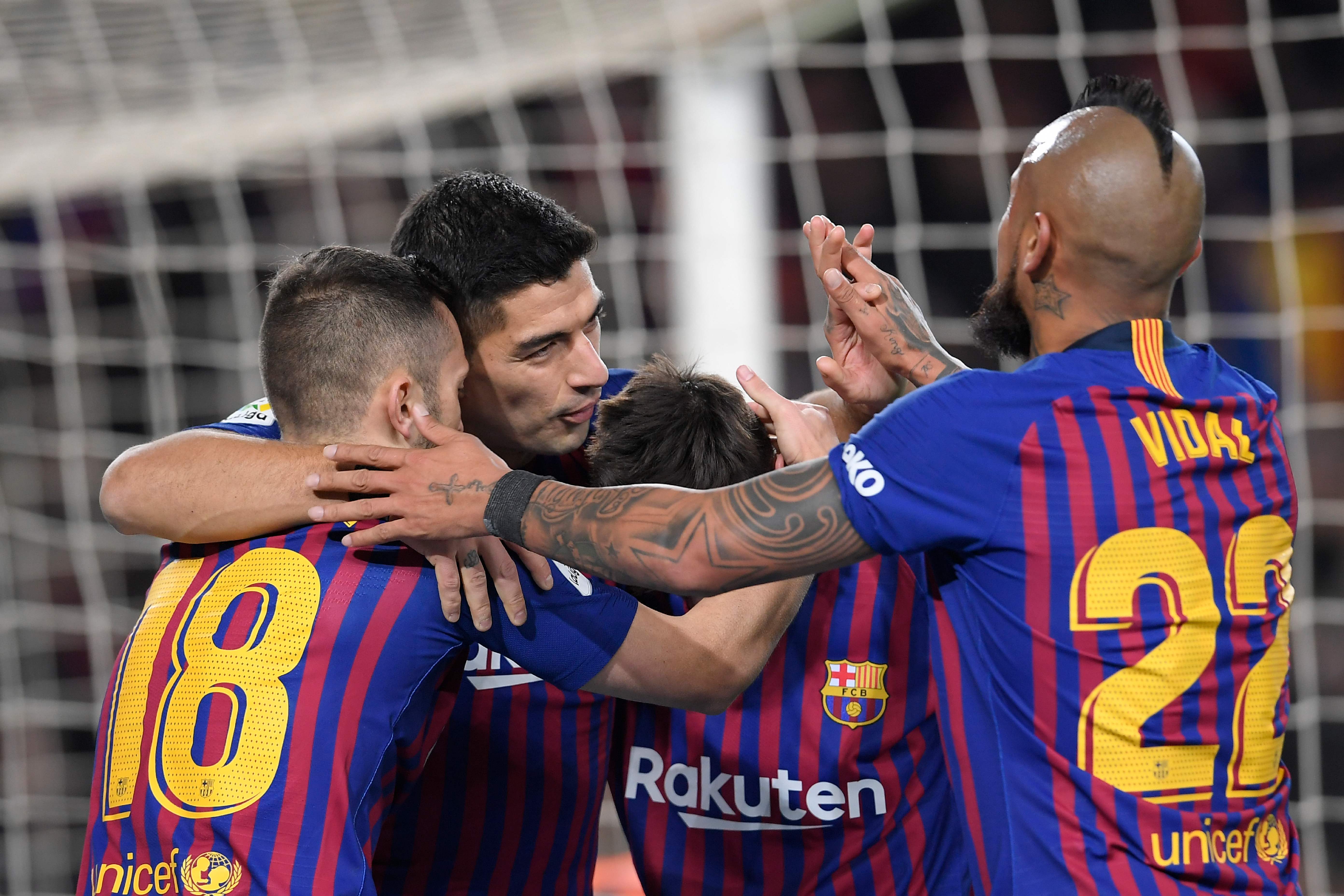 Los jugadores del Barcelona hicieron una fiesta en el Camp Nou. (Foto Prensa Libre: AFP)