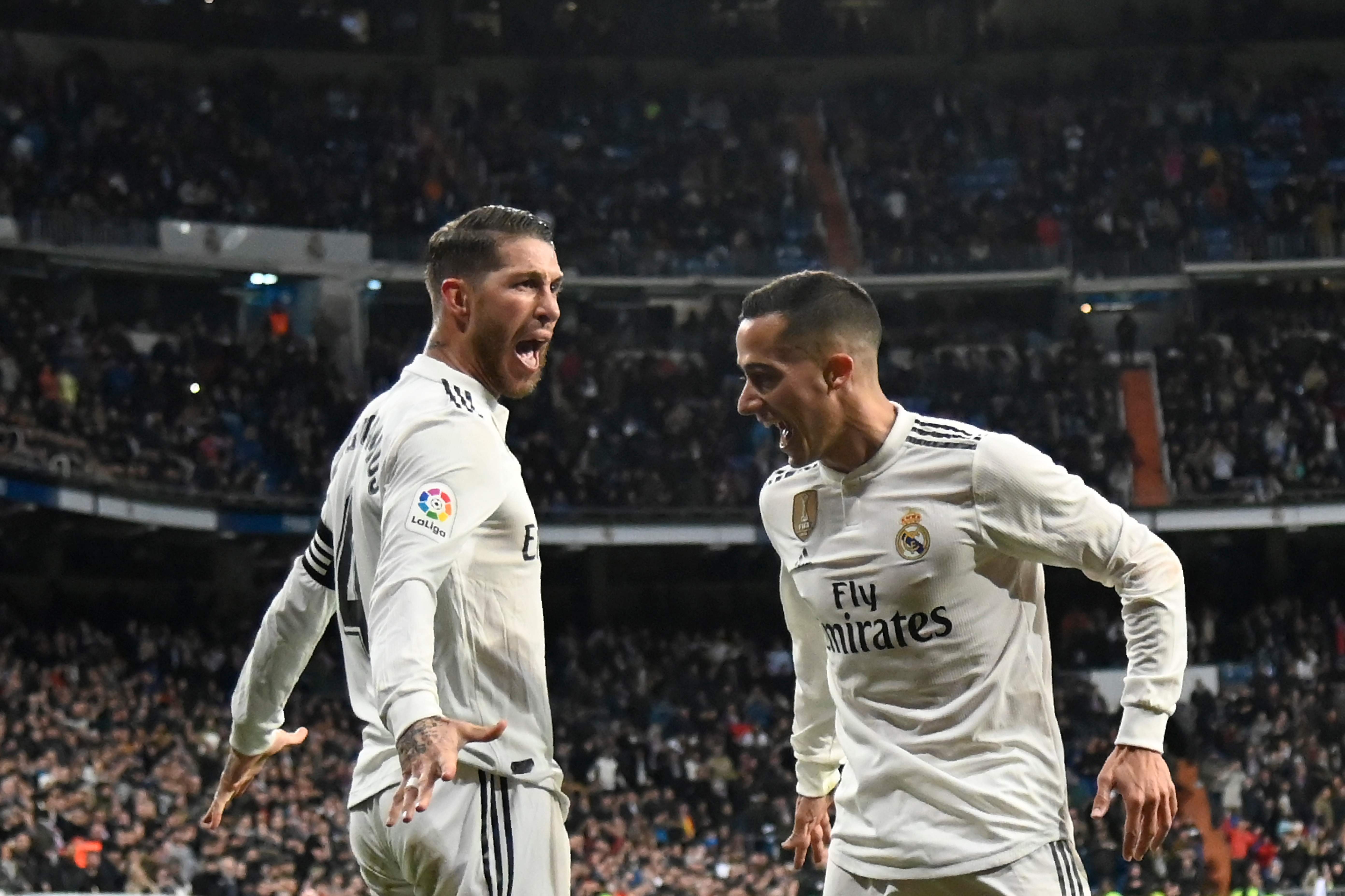 Sergio Ramos festeja con Lucas Vazquez, después de haber anotado un gol contra el Girona. (Foto Prensa Libre: AFP).