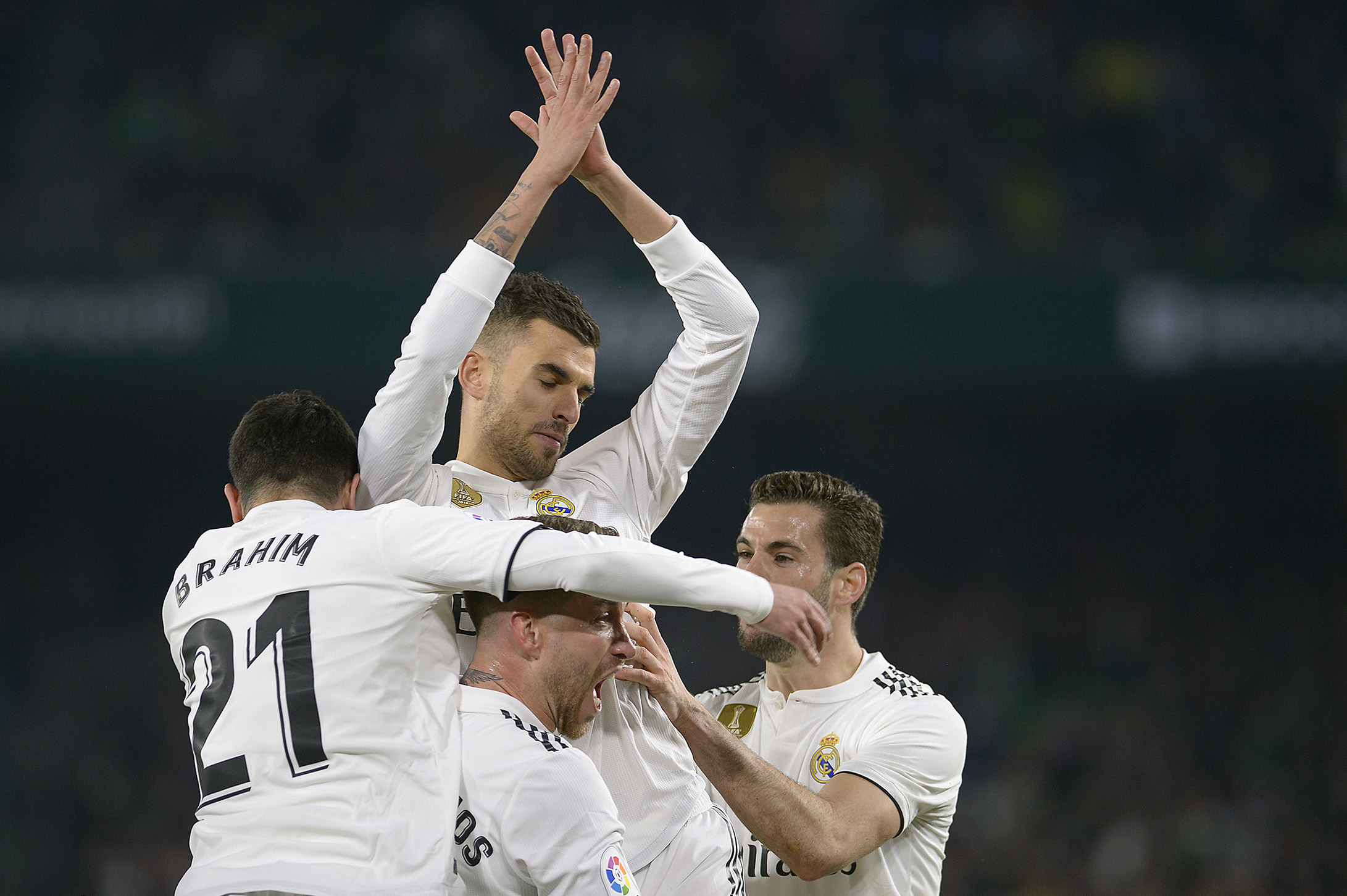 Dani Ceballos festeja con sus compañeros, tras anotar el gol del triunfo merengue. (Foto Prensa Libre: AFP)