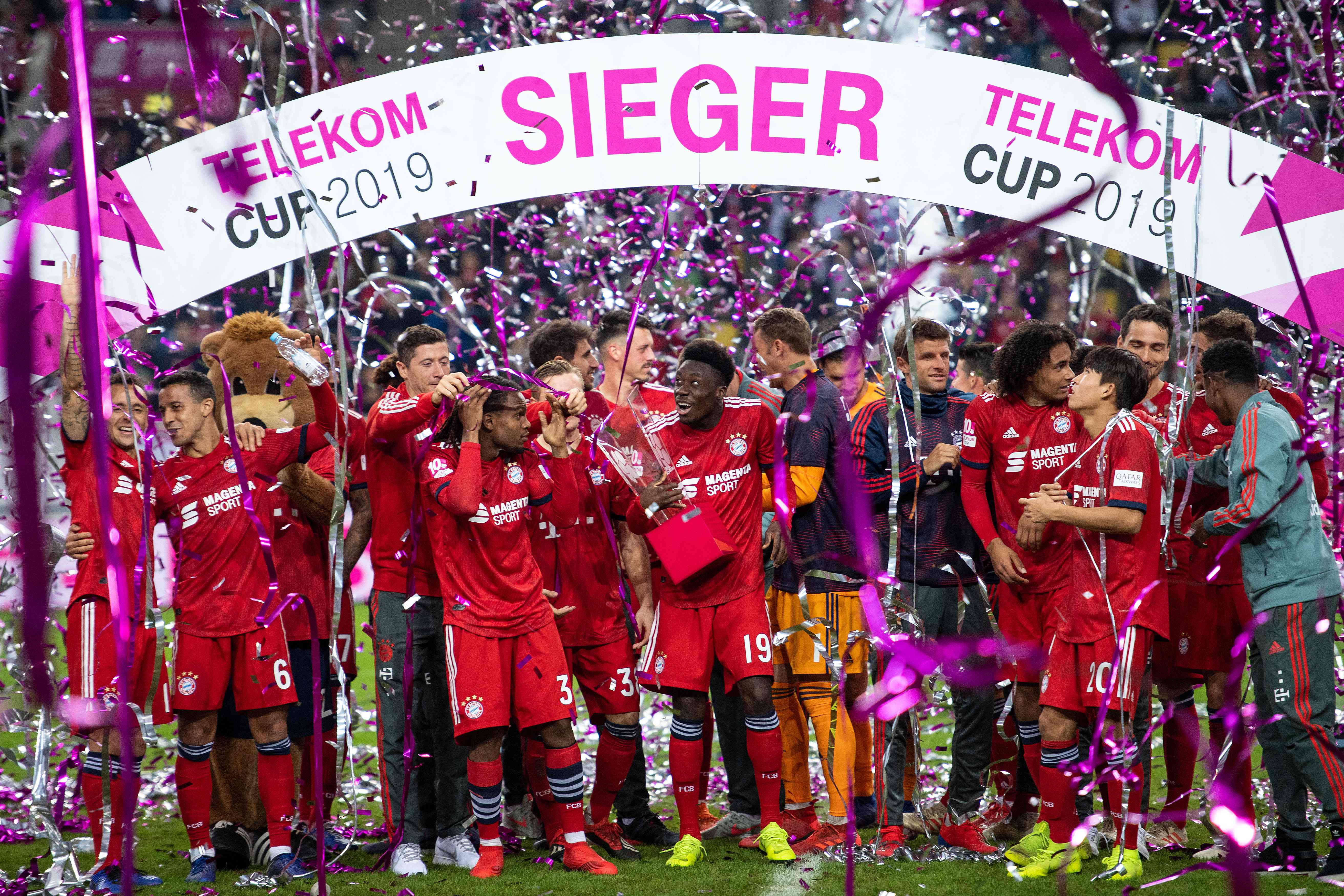 Así festejaron los jugadores del Bayern, al final del partido. (Foto Prensa Libre: AFP)