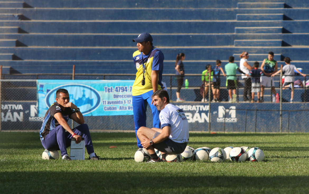 El estratega de Cobán Imperial, Fabricio Benítez, hará varios cambios en su alineación para enfrentar a Xelajú MC. (Foto Prensa Libre: Eduardo Sam Chun)