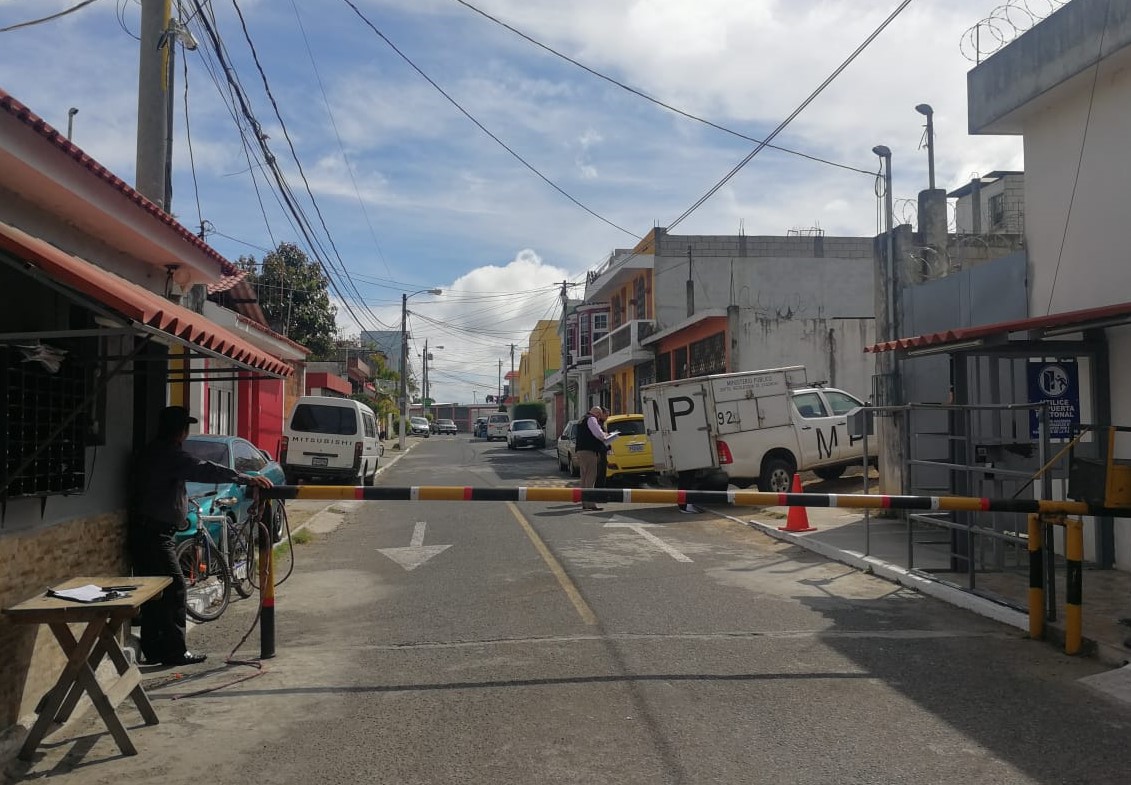 Fiscales del Ministerio Público (MP) revisan el ingreso al residencial Jardines de Minerva 2, en zona 11 de Mixco, donde, según vecinos, fue detenido el hijo del diputado de Todos.  (Foto Prensa Libre: Edwin Pitán) 