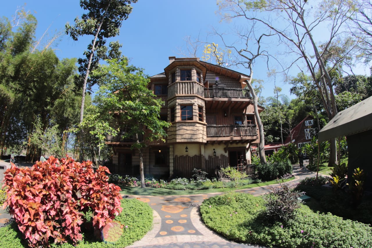 El Hostal Aldea de la Selva cuenta con 20 cabañas construidas con diferentes temas, ambientes climatizados y algunas con opción de sala y cocina. (Foto Prensa Libre: Cortesía)