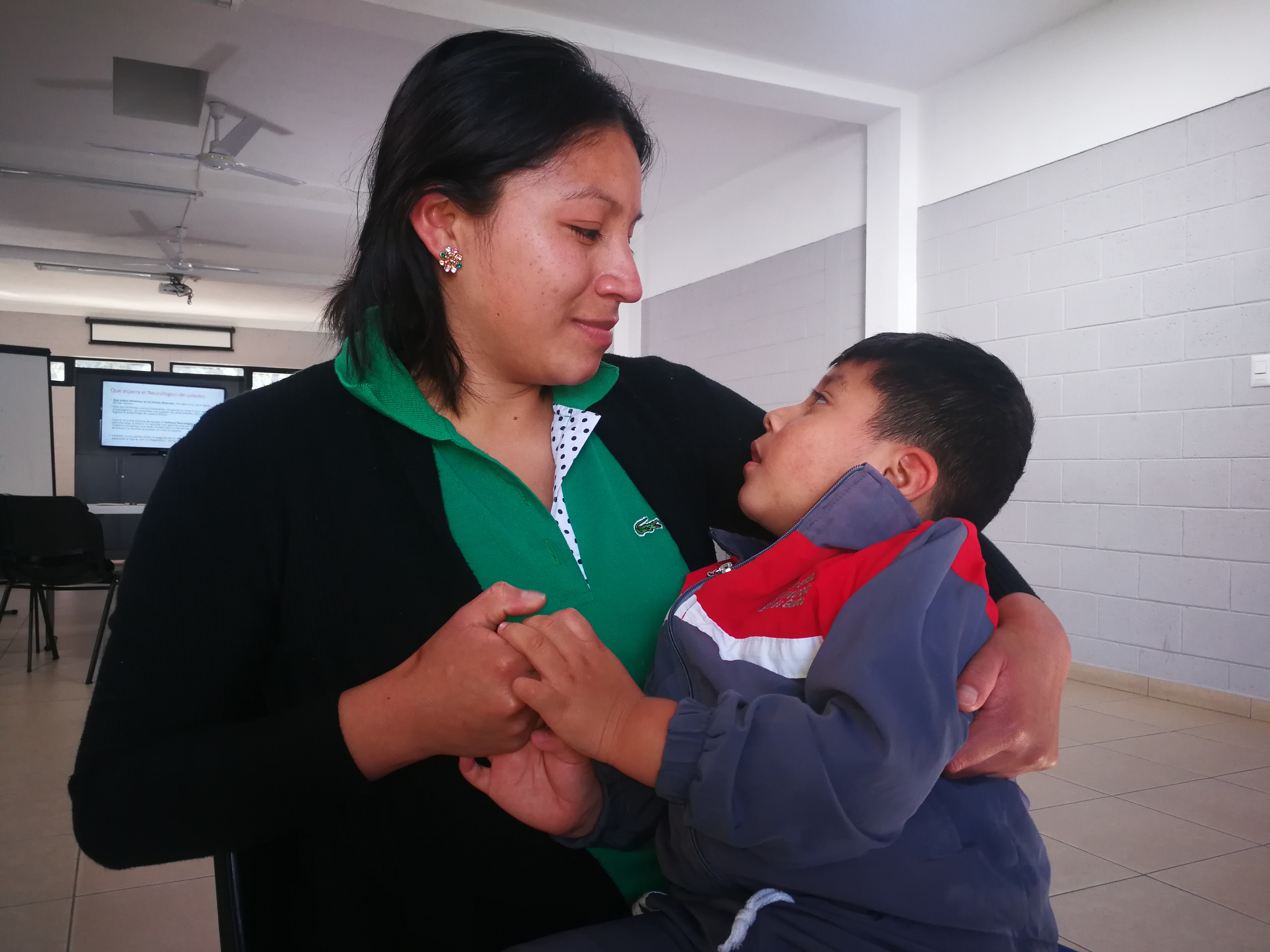 Lorena Chacat junto a su hijo Andy, quien recibe atención en el Instituto Neurológico de Guatemala. (Foto Prensa Libre: Oscar Fernando García).