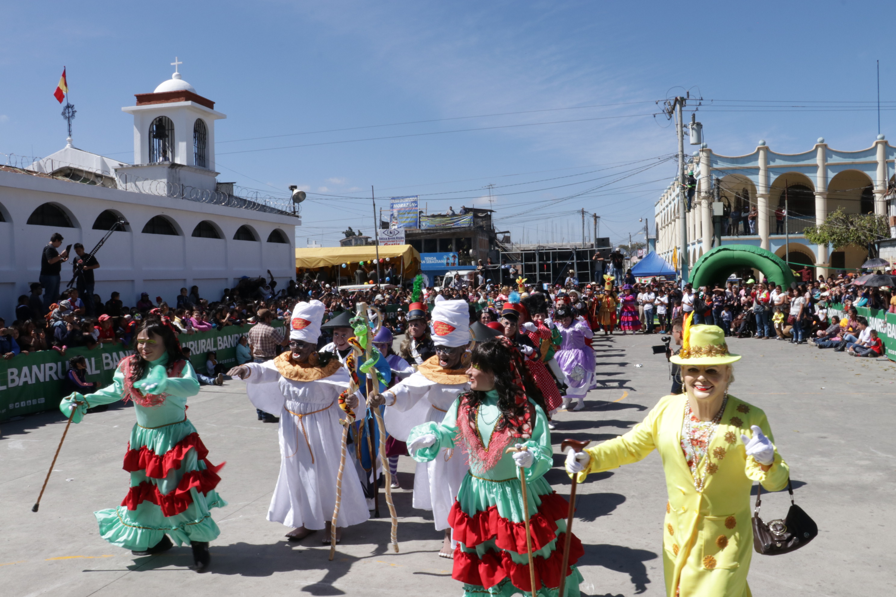 Vecinos de El Tejar, Chimaltenango, observan una presentación del baile de las Internacionales Abuelitas de El Tejar. (Foto Prensa Libre: Cortesía Víctor Chamalé)