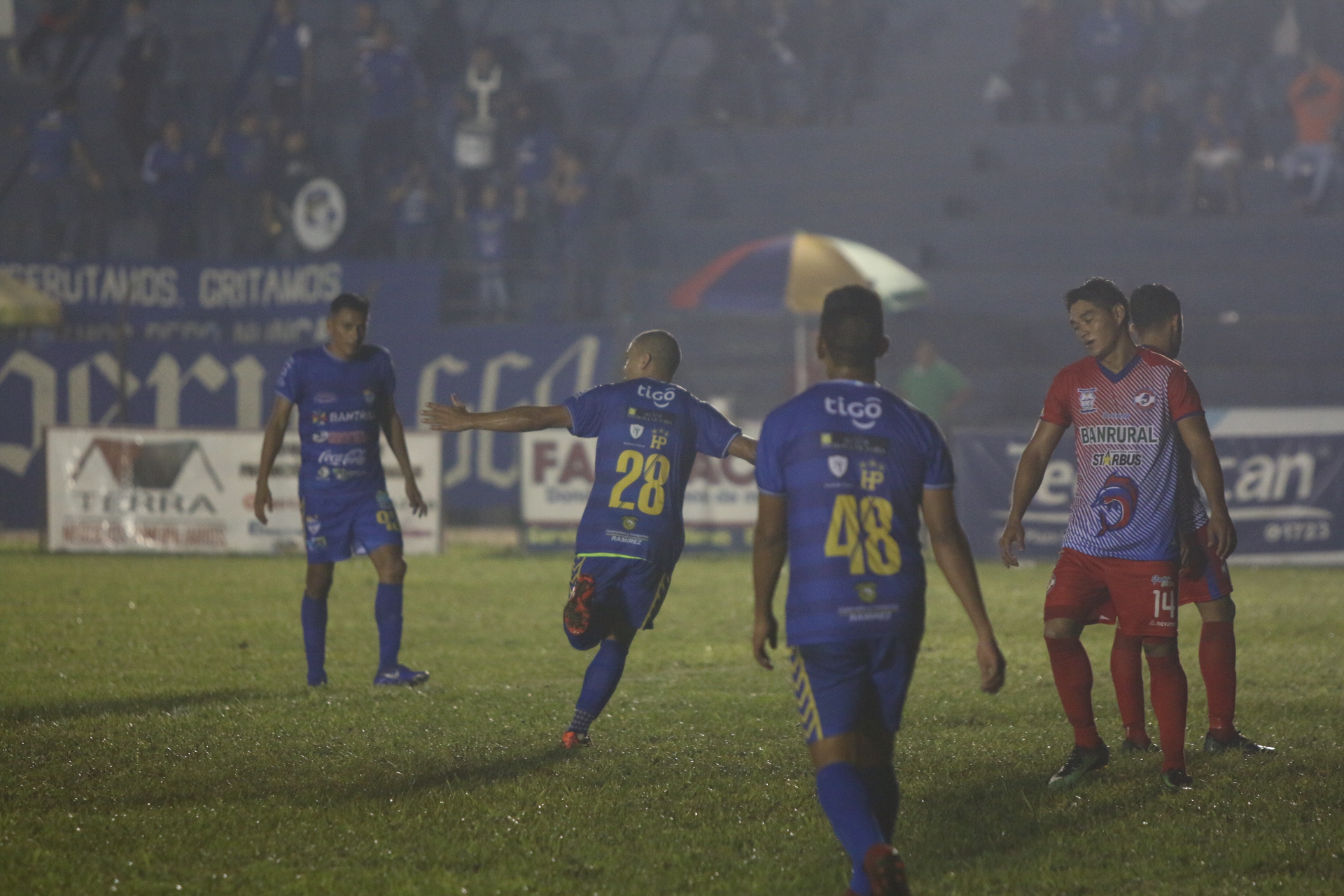 Janderson Pereira corre a festejar, después de haber anotado el segundo gol de Cobán. (Foto Prensa Libre: Eduardo Sam).