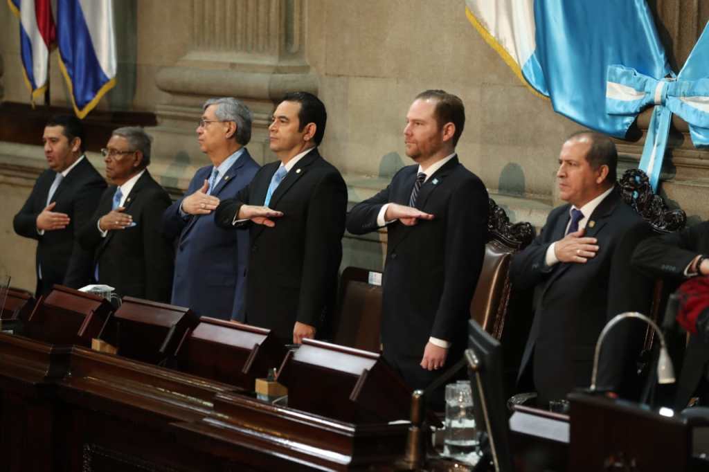 El mandatario Jimmy Morales fue acompañado por el presidente del Congreso Álvaro Arzú Escobar durante la entrega del tercer informe de gobierno. (Foto Prensa Libre: Esbin García)  