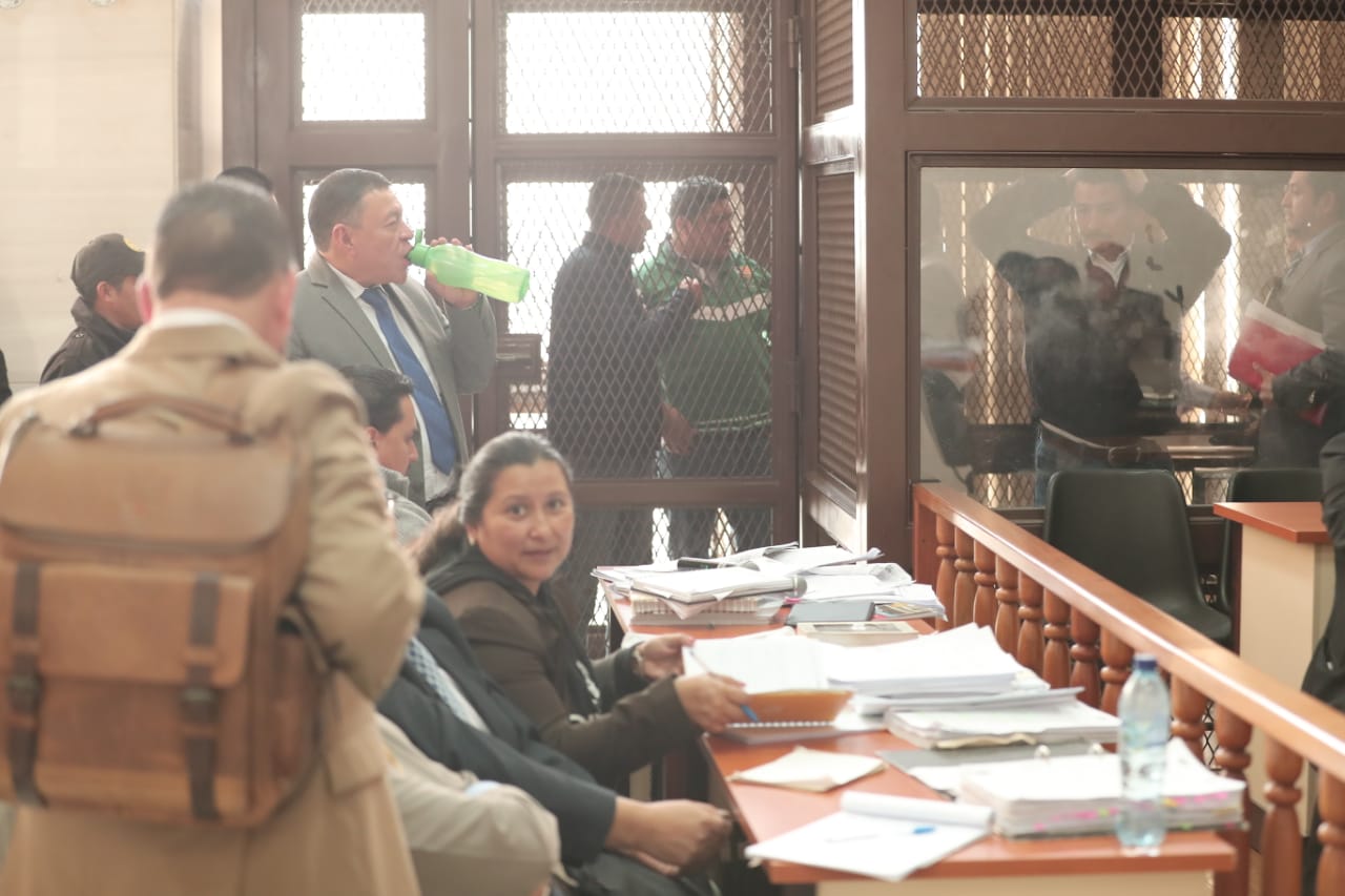 Abogados y sindicados durante un receso en el debate del caso Lavado y Política. (Foto Prensa Libre: Juan Diego González)