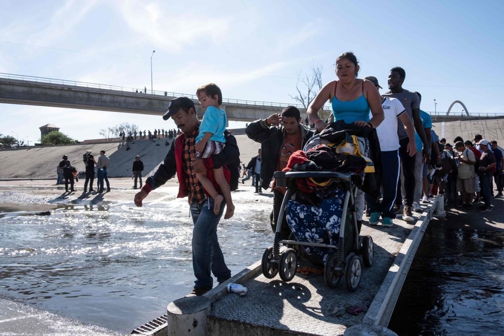 Miles de hondureños de la caravana del 2018 viajaron con sus hijos. (Foto Prensa Libre: Hemeroteca PL)