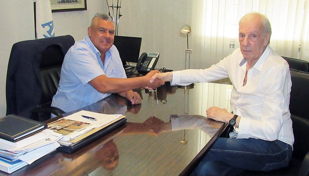 El presidente de la AFA, Claudio Tapia, junto a Cesar Luis Menotti, en Buenos Aires. (Foto Prensa Libre: EFE)