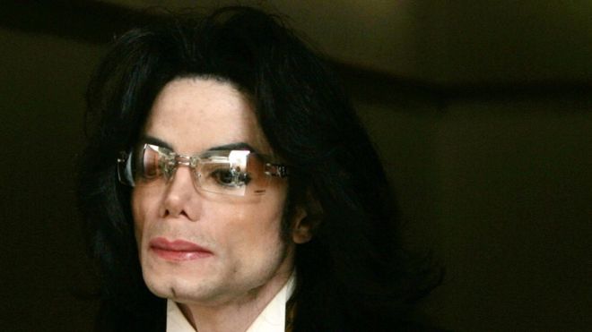 Michael Jackson fue acusado de abuso sexual a menores, pero en 2005 fue absuelto de todos los cargos (GETTY IMAGES)